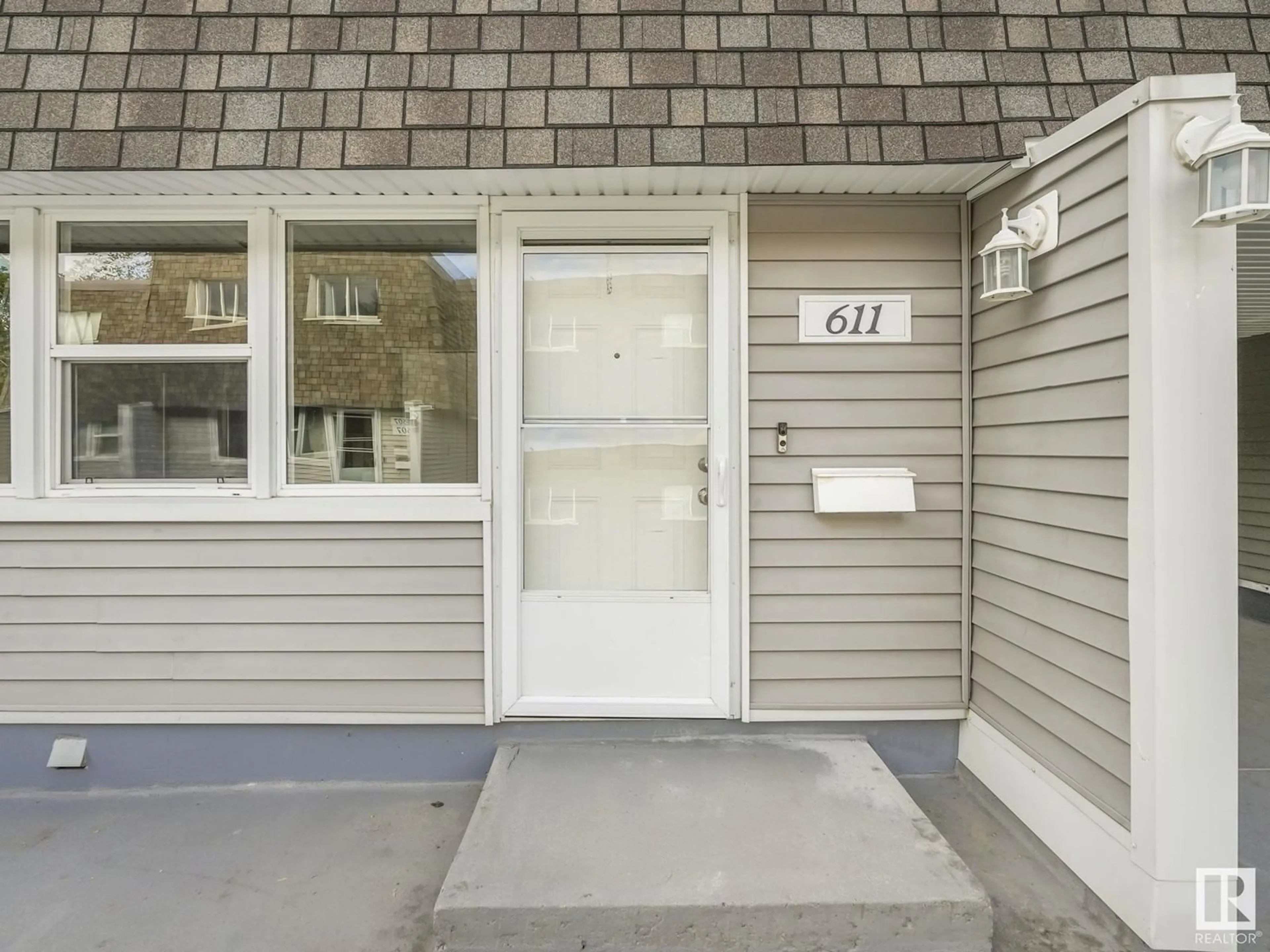 Indoor entryway for 611 VILLAGE ON THE GREEN NW, Edmonton Alberta T5A1H2