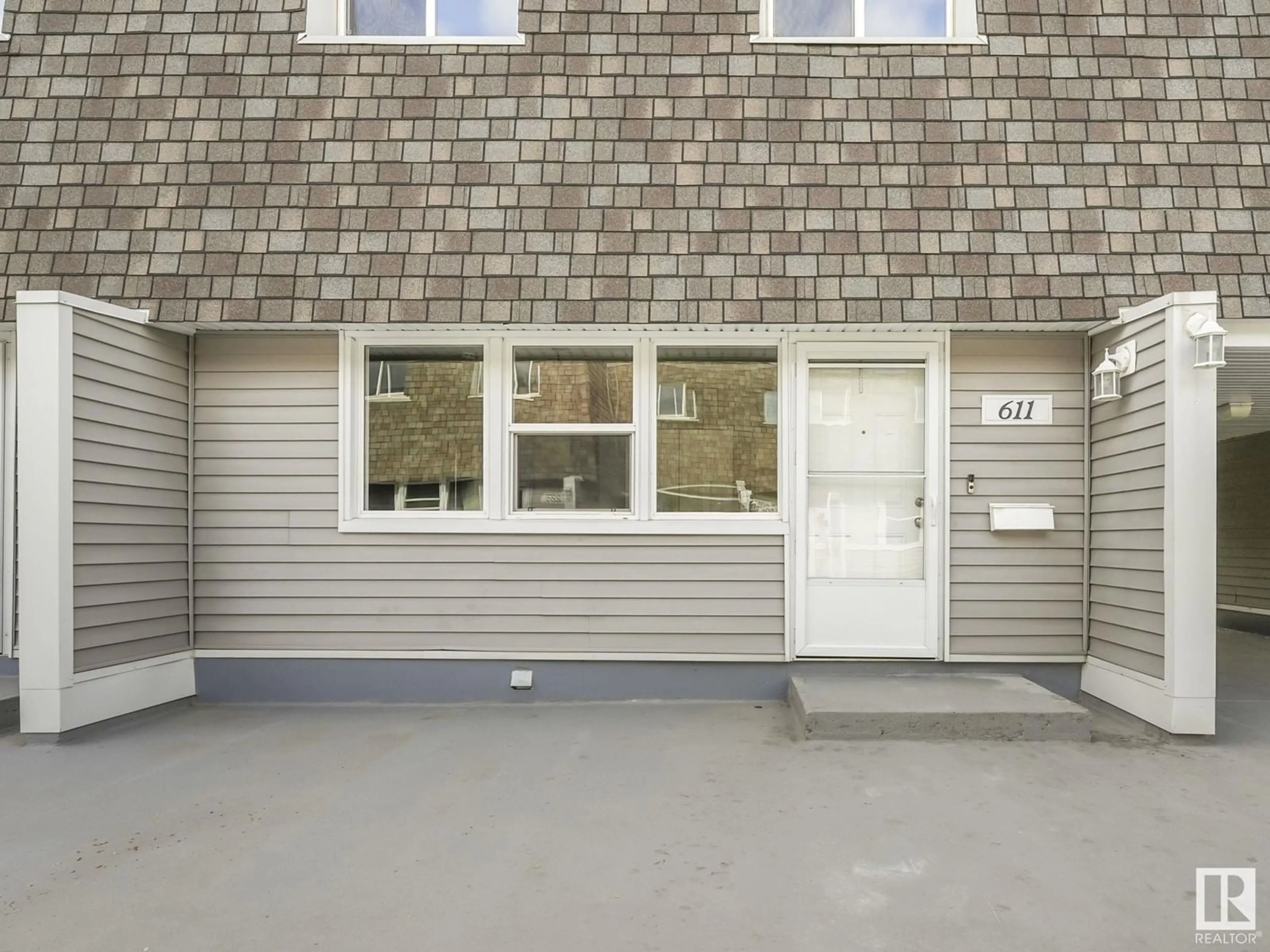 Home with vinyl exterior material, street for 611 VILLAGE ON THE GREEN NW, Edmonton Alberta T5A1H2