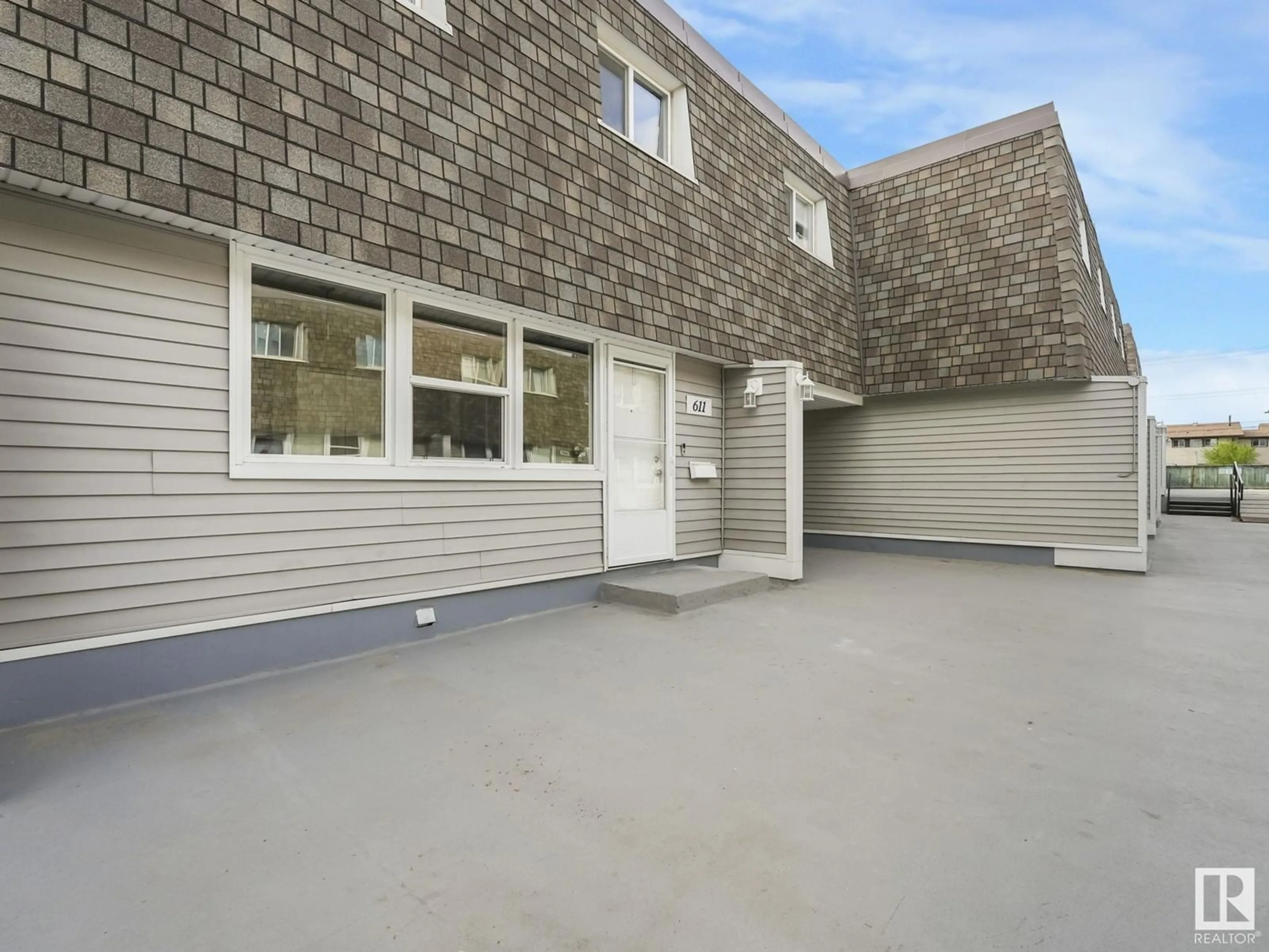 Home with vinyl exterior material, street for 611 VILLAGE ON THE GREEN NW, Edmonton Alberta T5A1H2