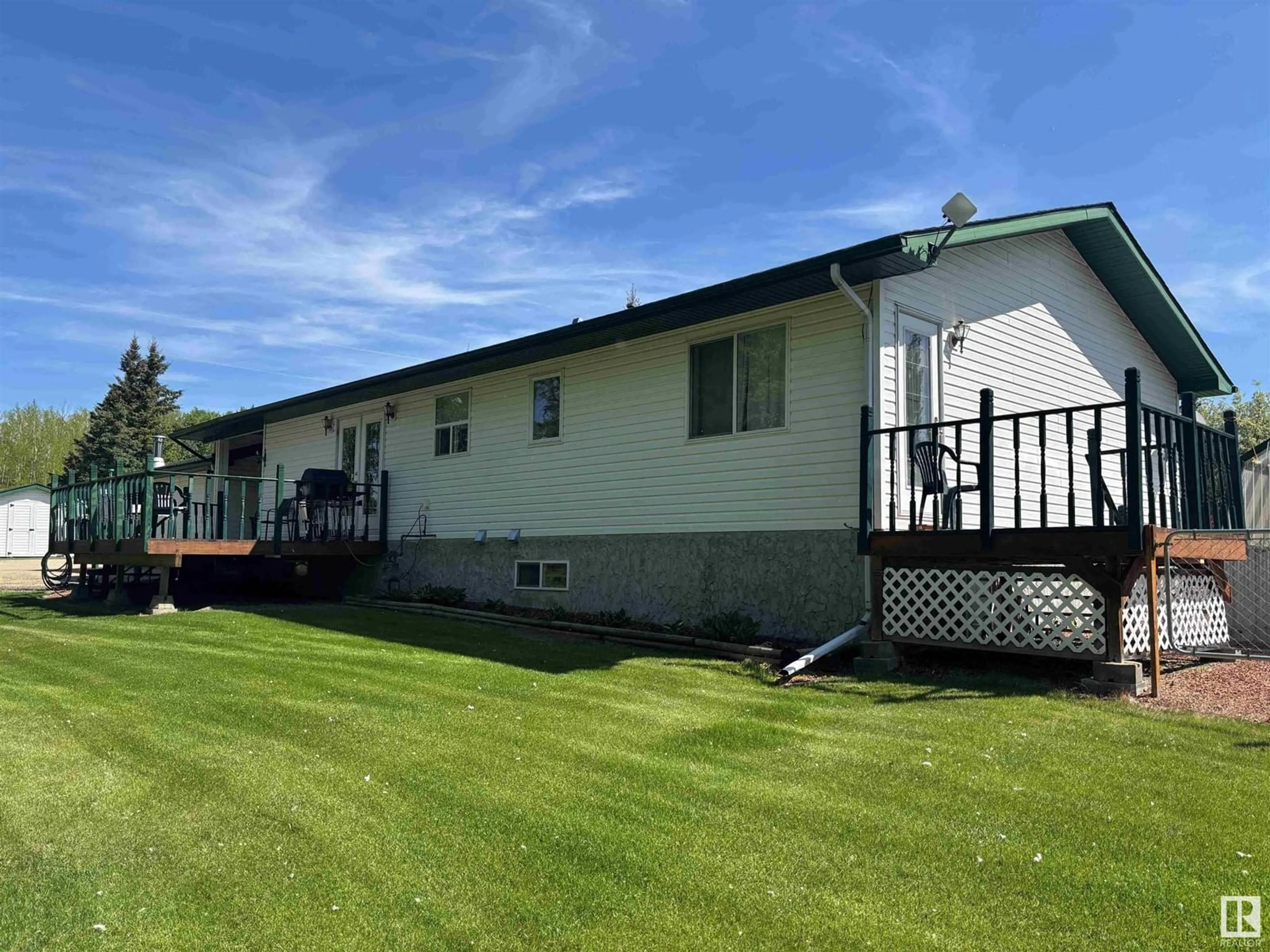 A pic from outside/outdoor area/front of a property/back of a property/a pic from drone, unknown for 470048 RGE ROAD 25, Rural Wetaskiwin County Alberta T0C2X0