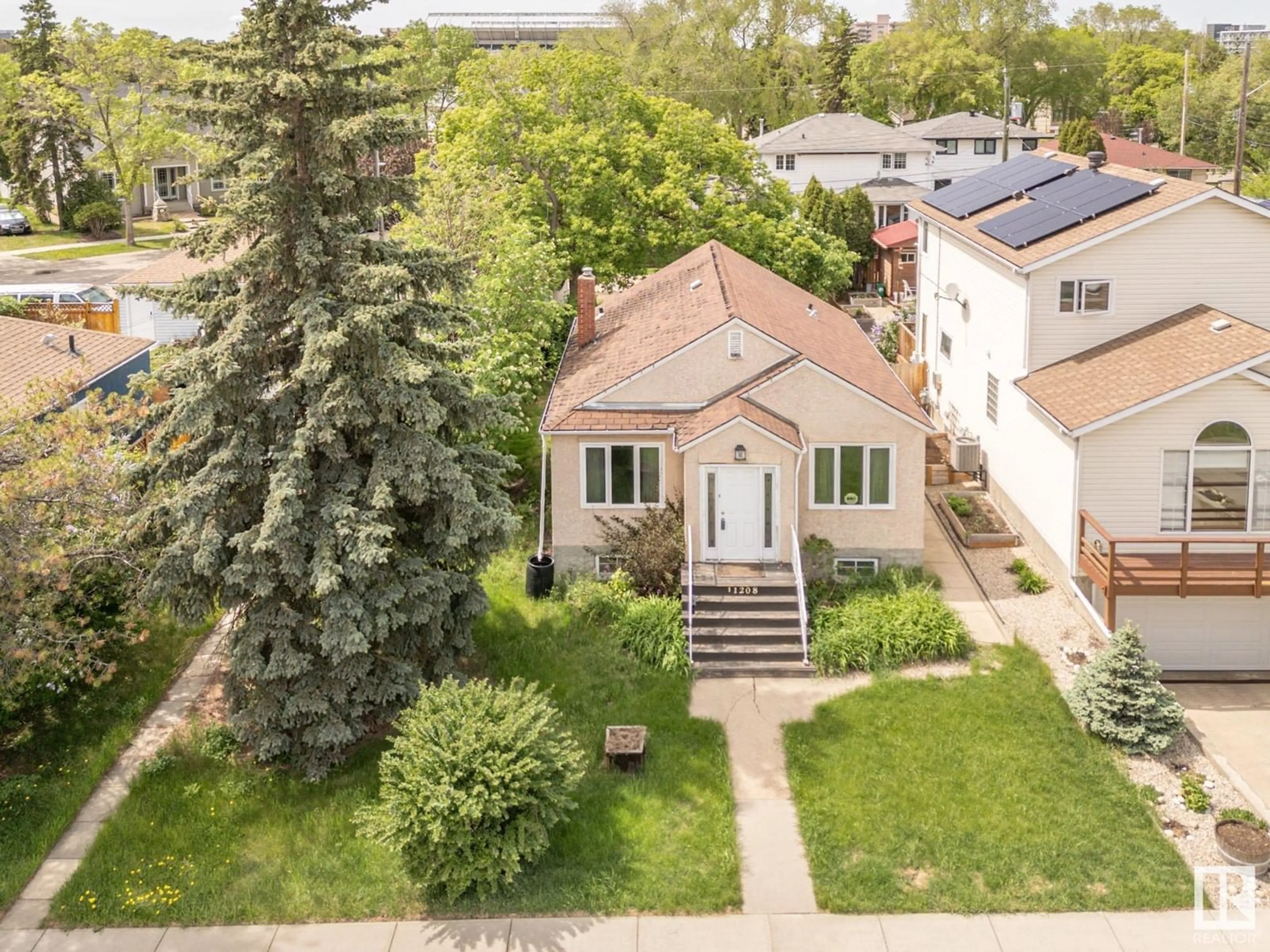 A pic from outside/outdoor area/front of a property/back of a property/a pic from drone, street for NW - 11209 79 ST, Edmonton Alberta T5B2J7