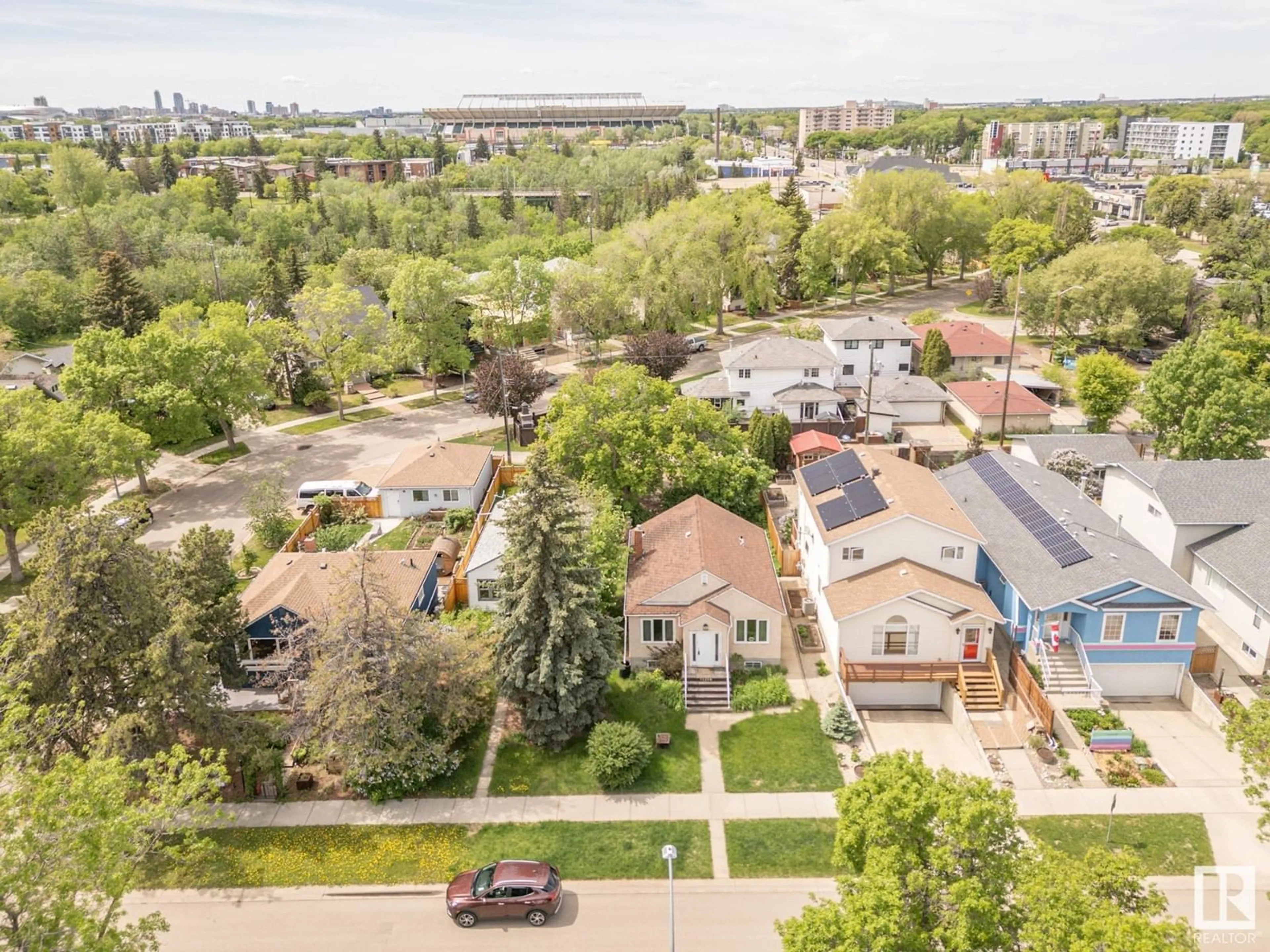 A pic from outside/outdoor area/front of a property/back of a property/a pic from drone, city buildings view from balcony for NW - 11209 79 ST, Edmonton Alberta T5B2J7