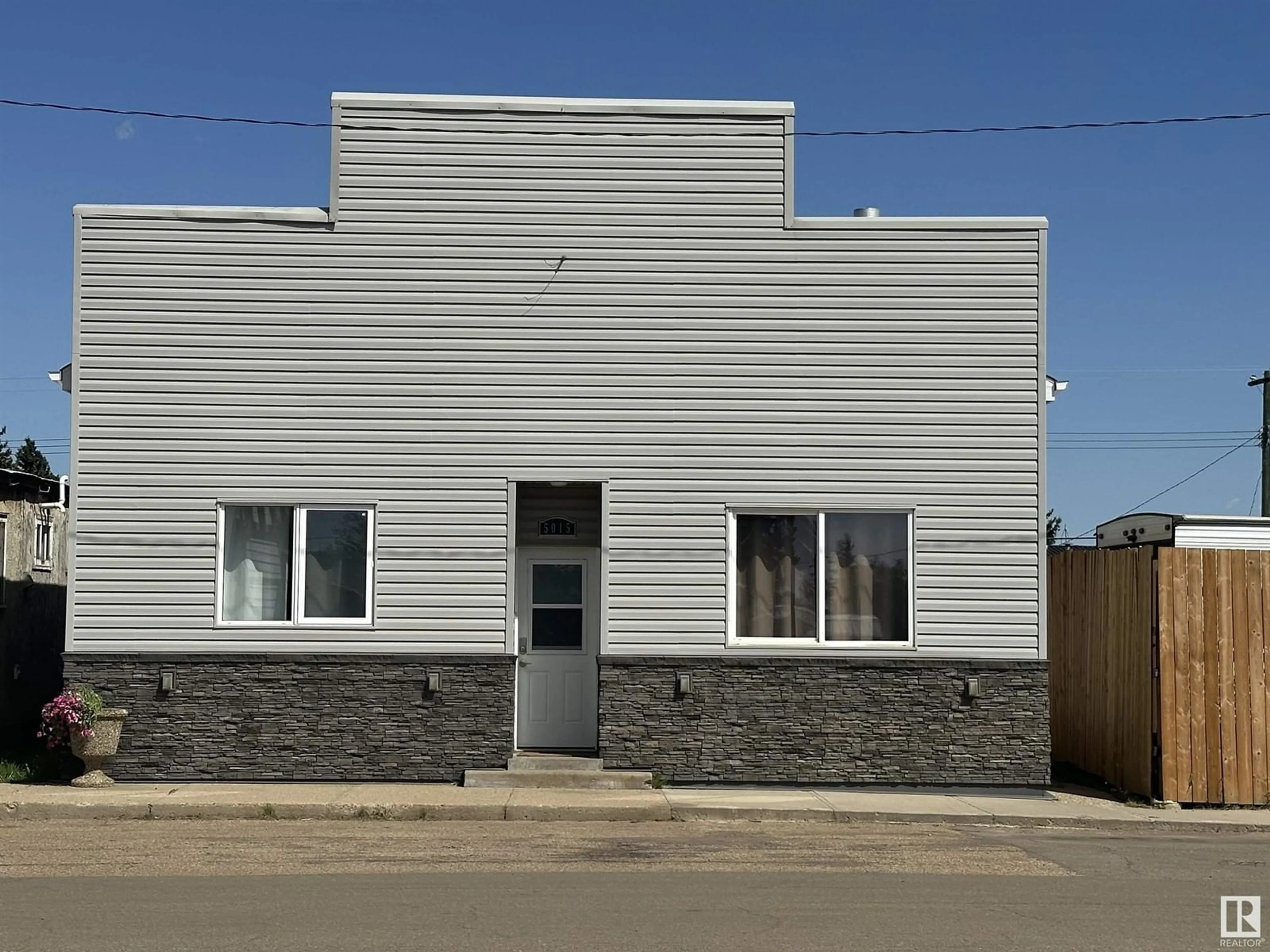 Home with vinyl exterior material, building for 5015 50 ST, Waskatenau Alberta T0A3P0