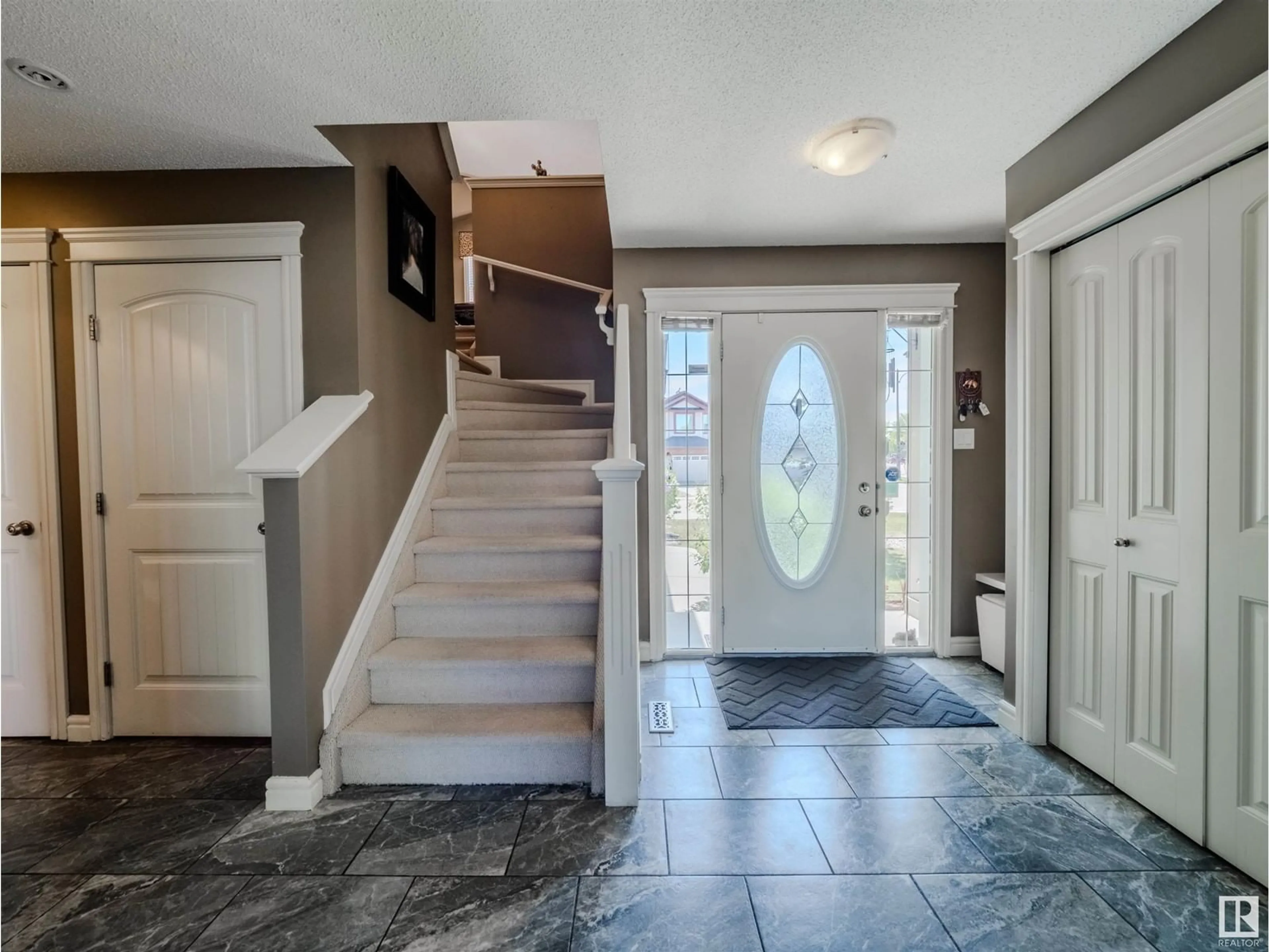 Indoor entryway for 8509 SLOANE CR, Edmonton Alberta T6R0L1