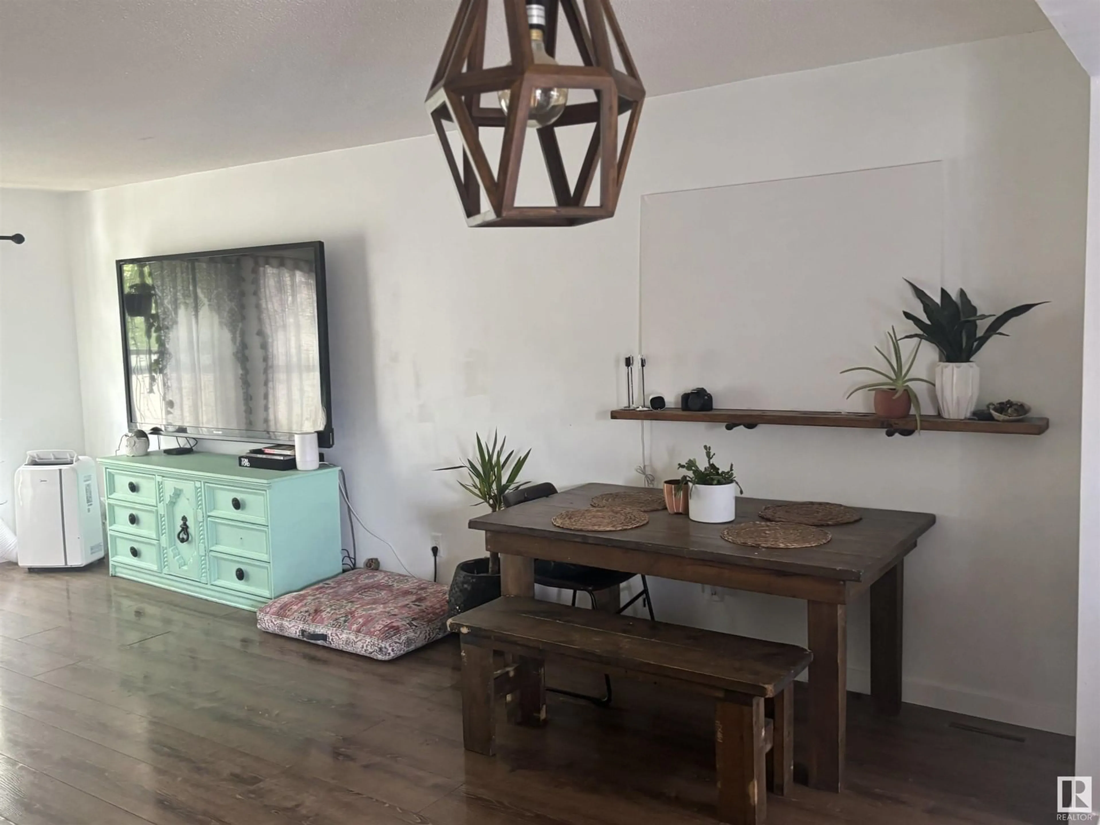 Dining room, wood/laminate floor for SW - 9132 SHAW WY, Edmonton Alberta T6X0S4