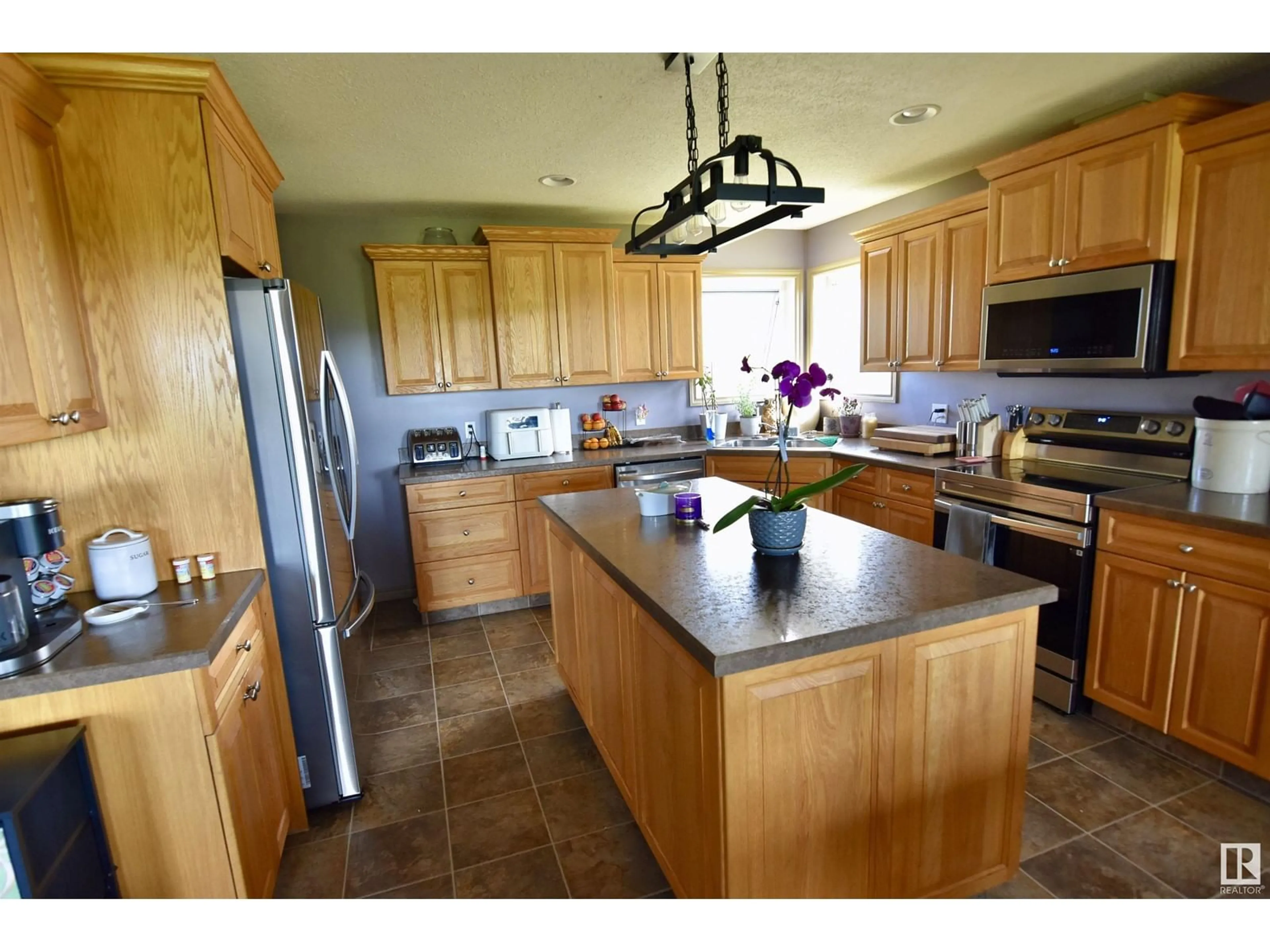 Open concept kitchen, ceramic/tile floor for 56401 RR 105, Rural St. Paul County Alberta T0A2G0
