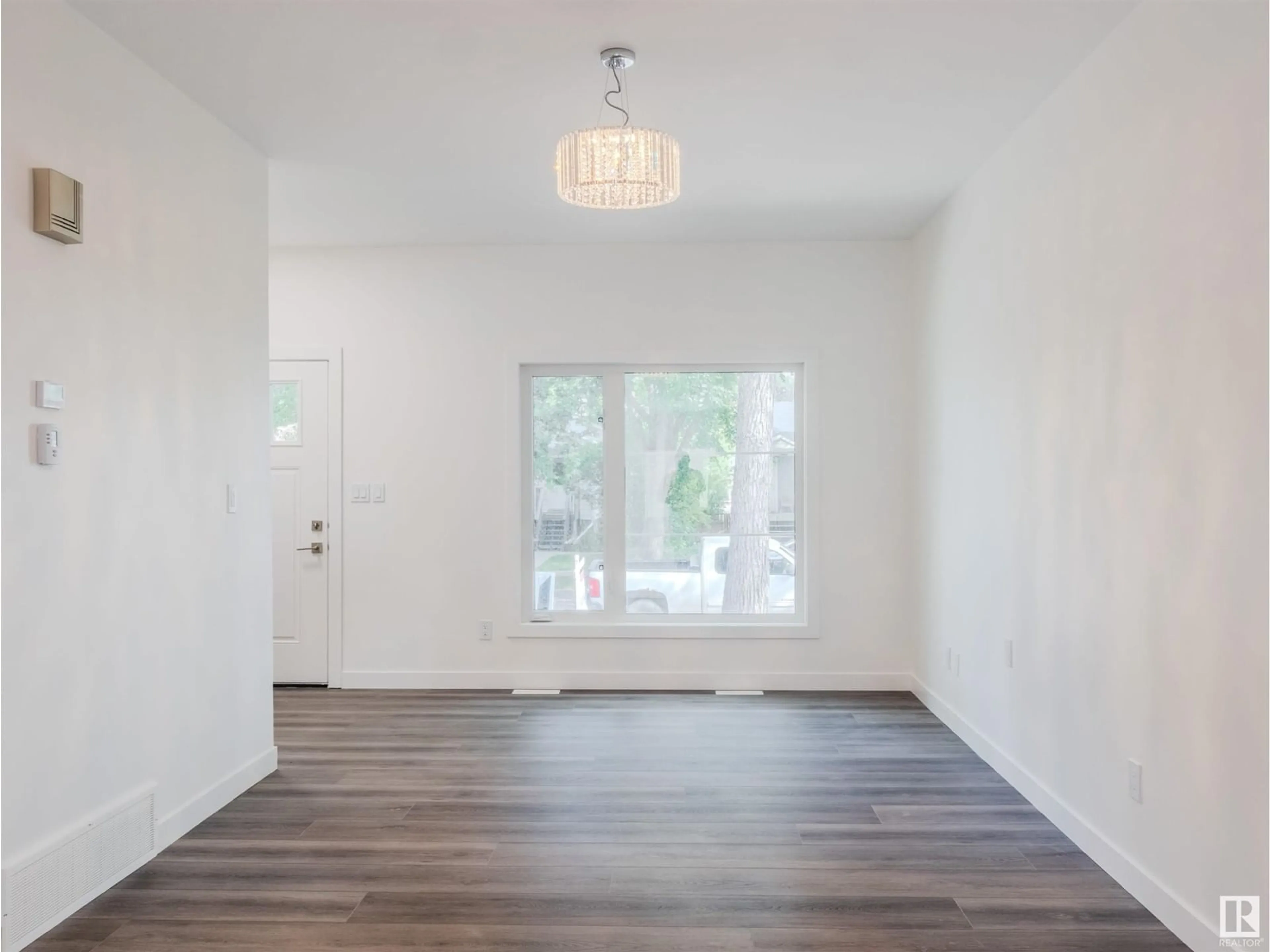 Indoor entryway for 10947 73 AV, Edmonton Alberta T6G0C3