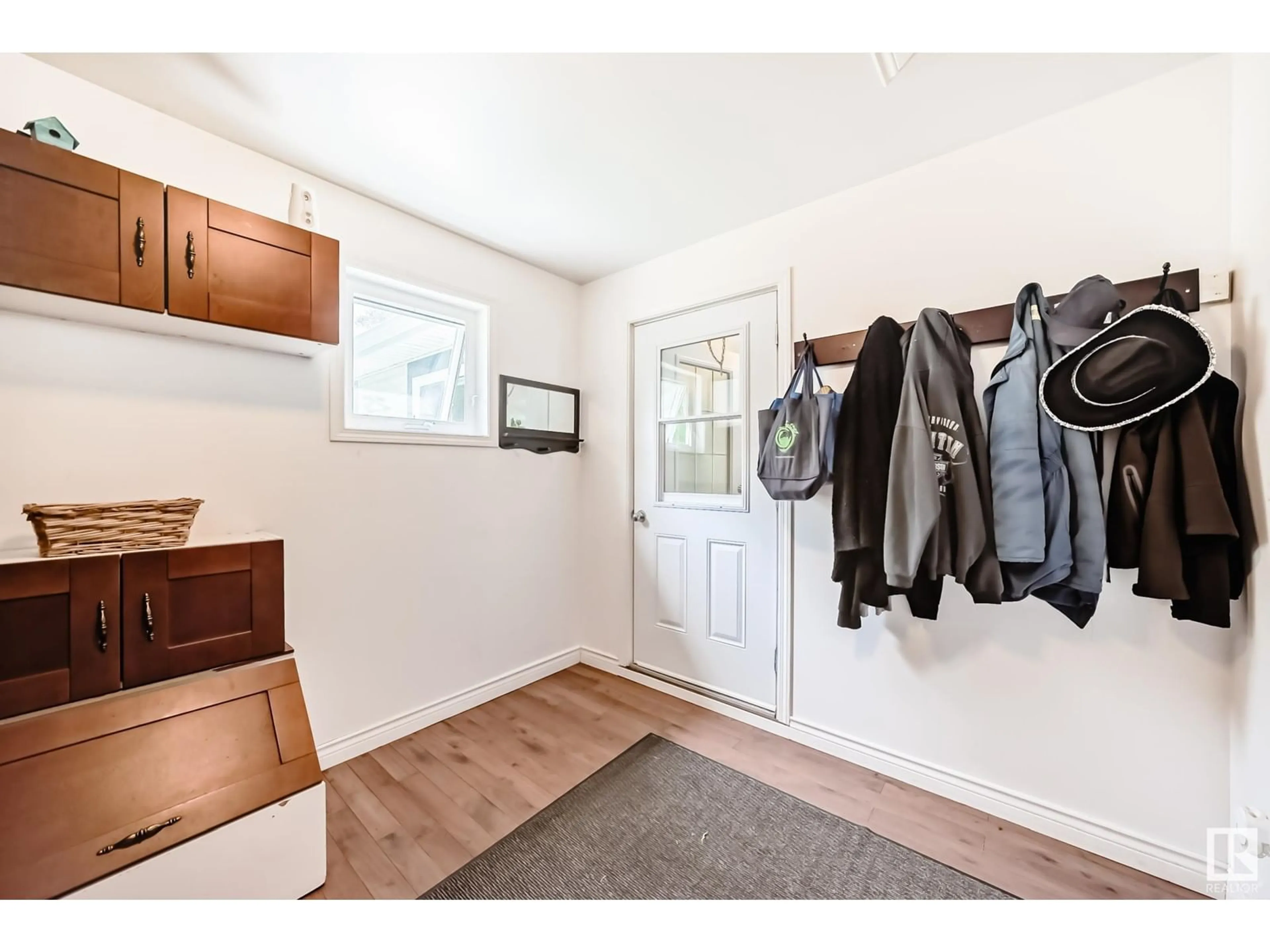 Indoor entryway for 326 53319 RGE ROAD 31, Rural Parkland County Alberta T7Y0E3