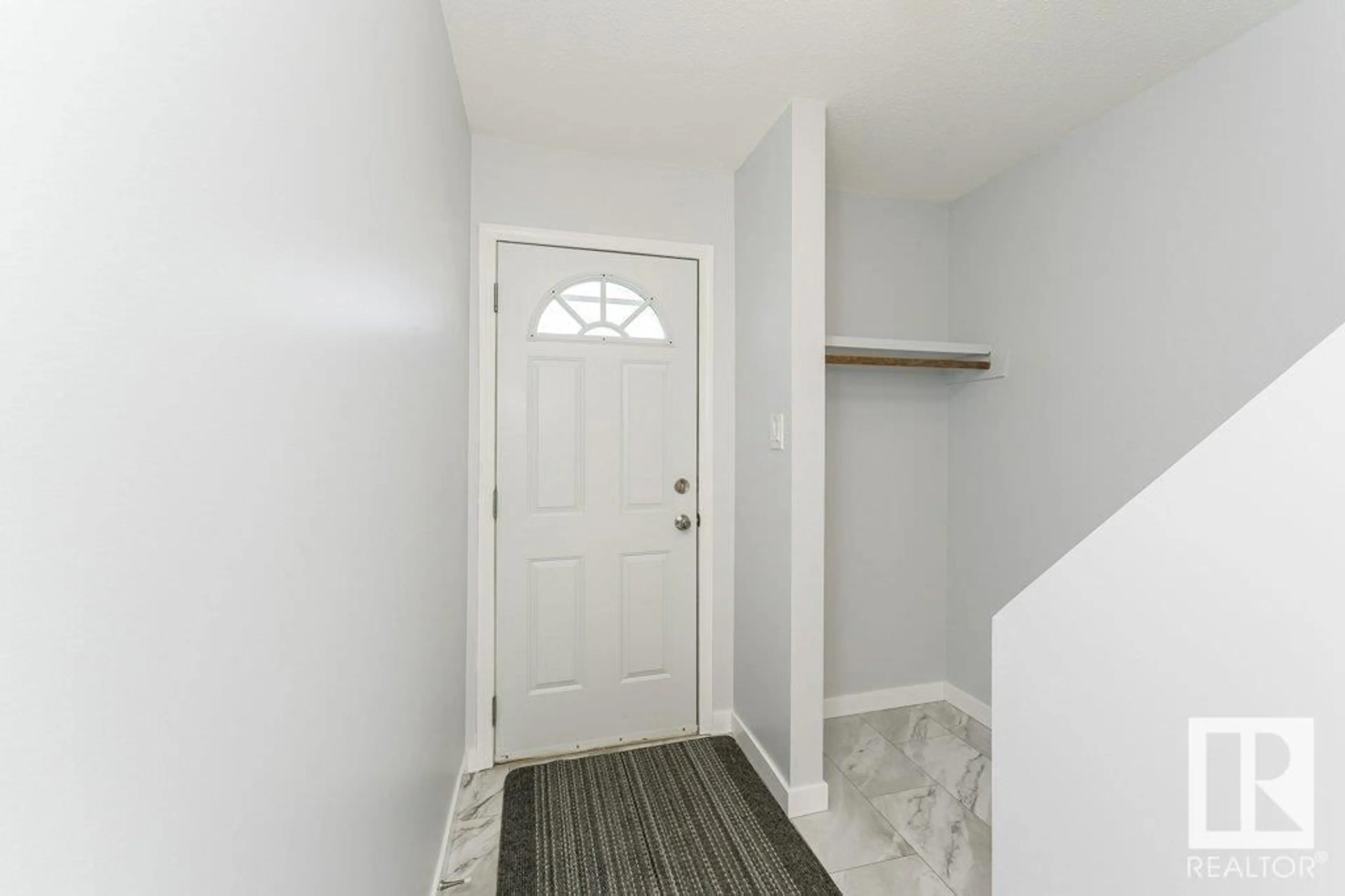 Indoor entryway for 124 DICKINSFIELD CO, Edmonton Alberta T5E5V8