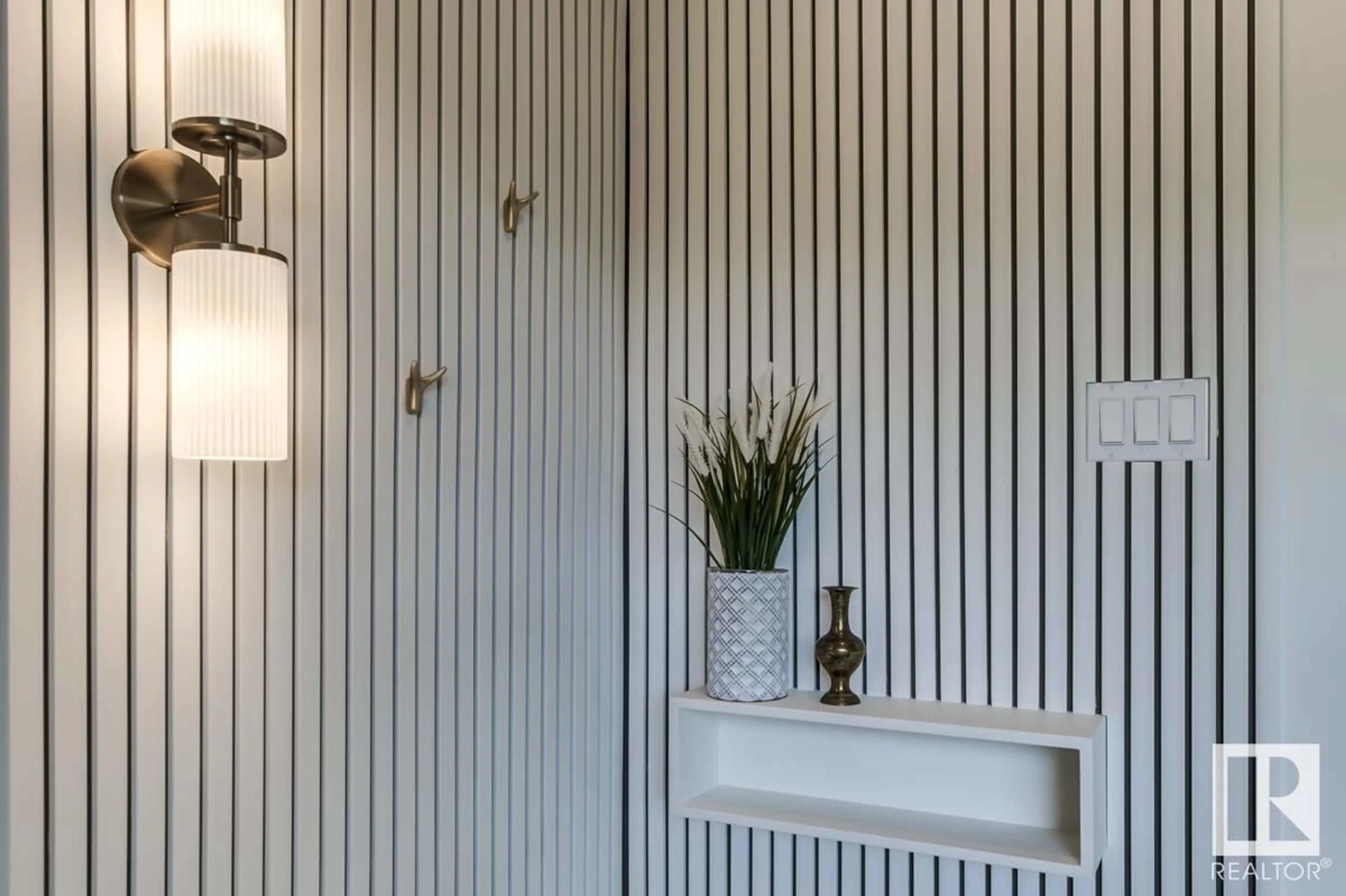 Indoor entryway for 8104 85 AV, Edmonton Alberta T6C4H3