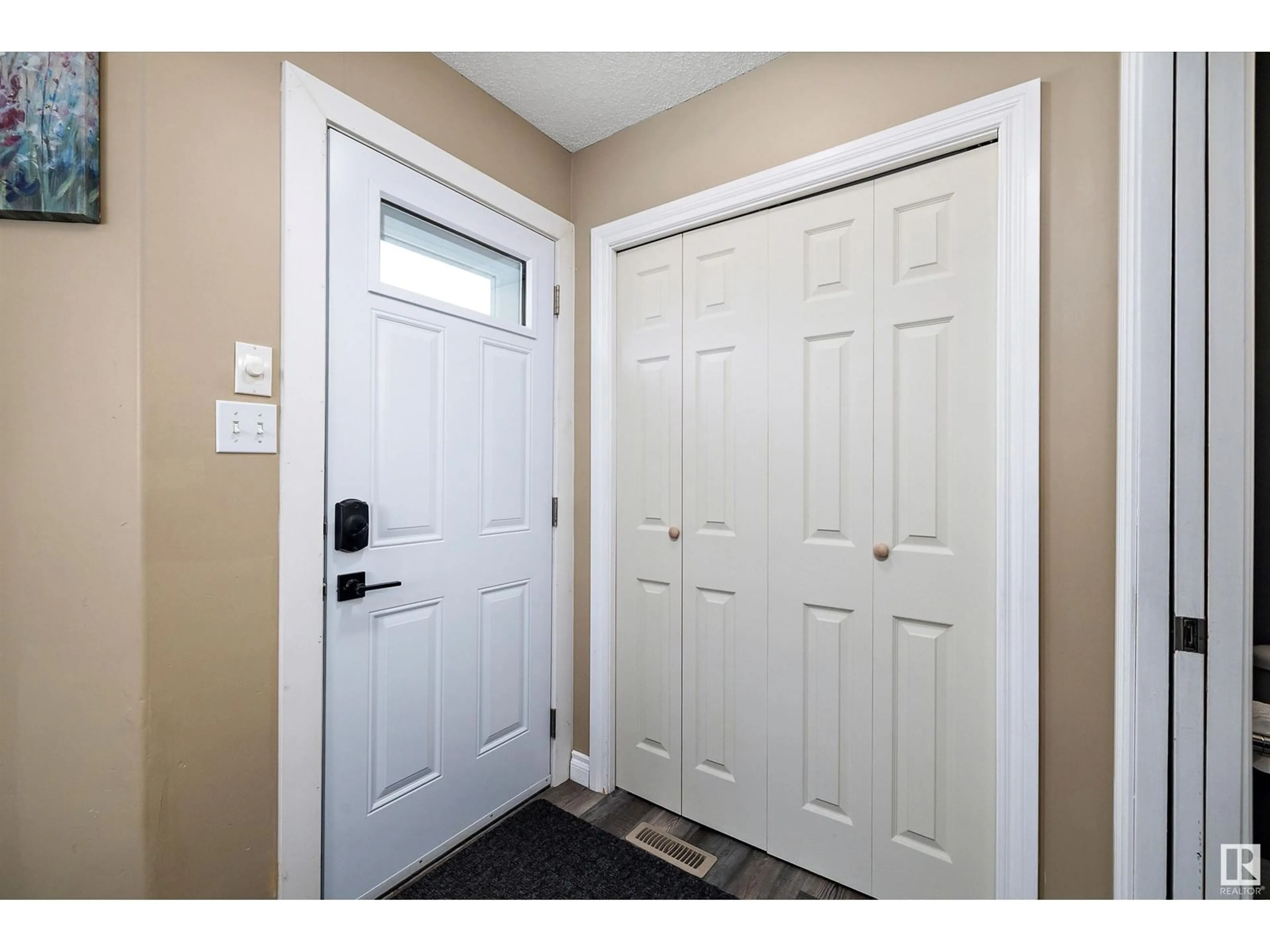 Indoor entryway for 628 88 ST, Edmonton Alberta T6X1E1