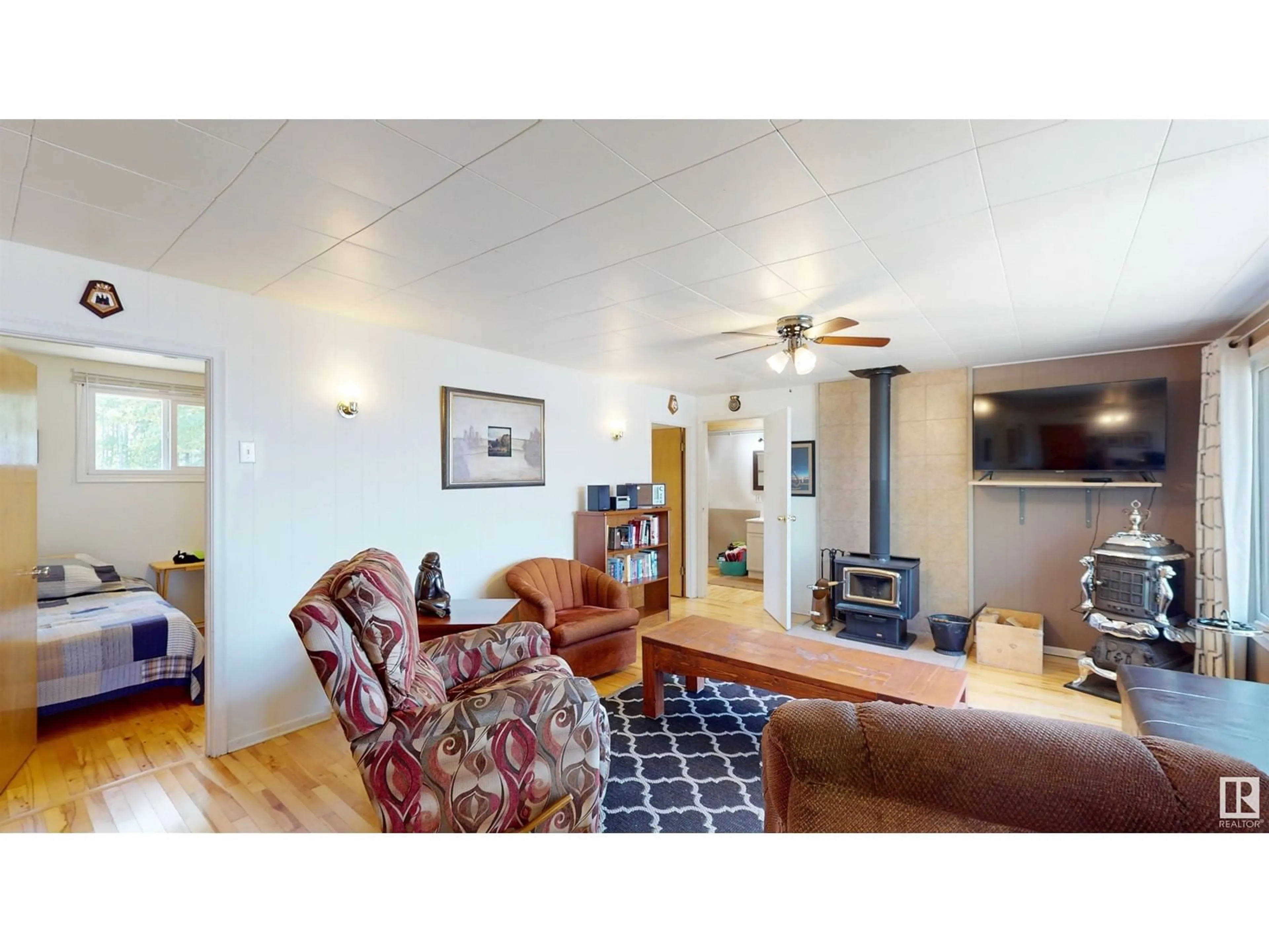 Living room with furniture, wood/laminate floor for 54114 - 25 RGE ROAD 52, Rural Lac Ste. Anne County Alberta T0E1H0