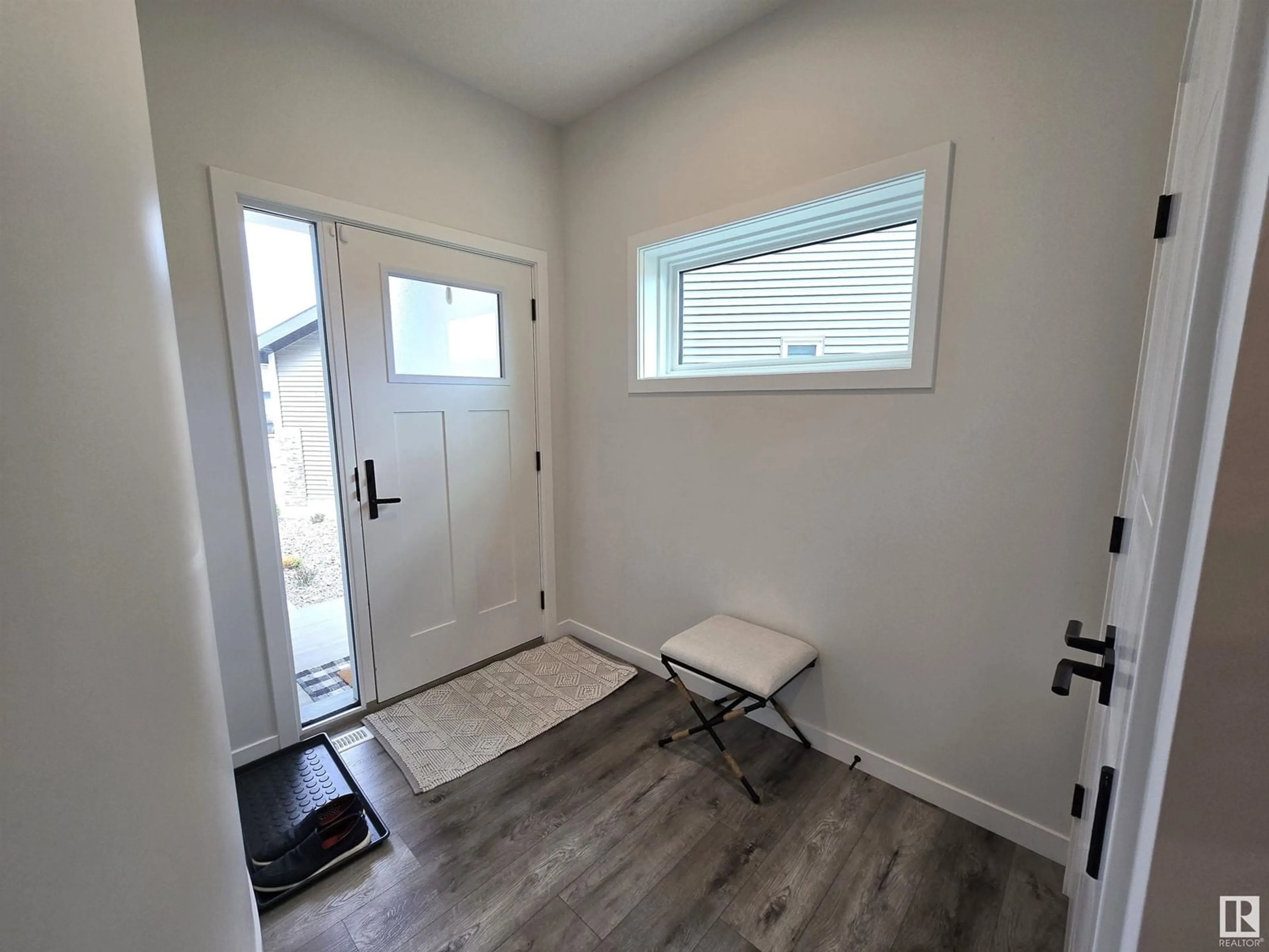 Indoor entryway for 1663 ENRIGHT WY, Edmonton Alberta T6M0Z2