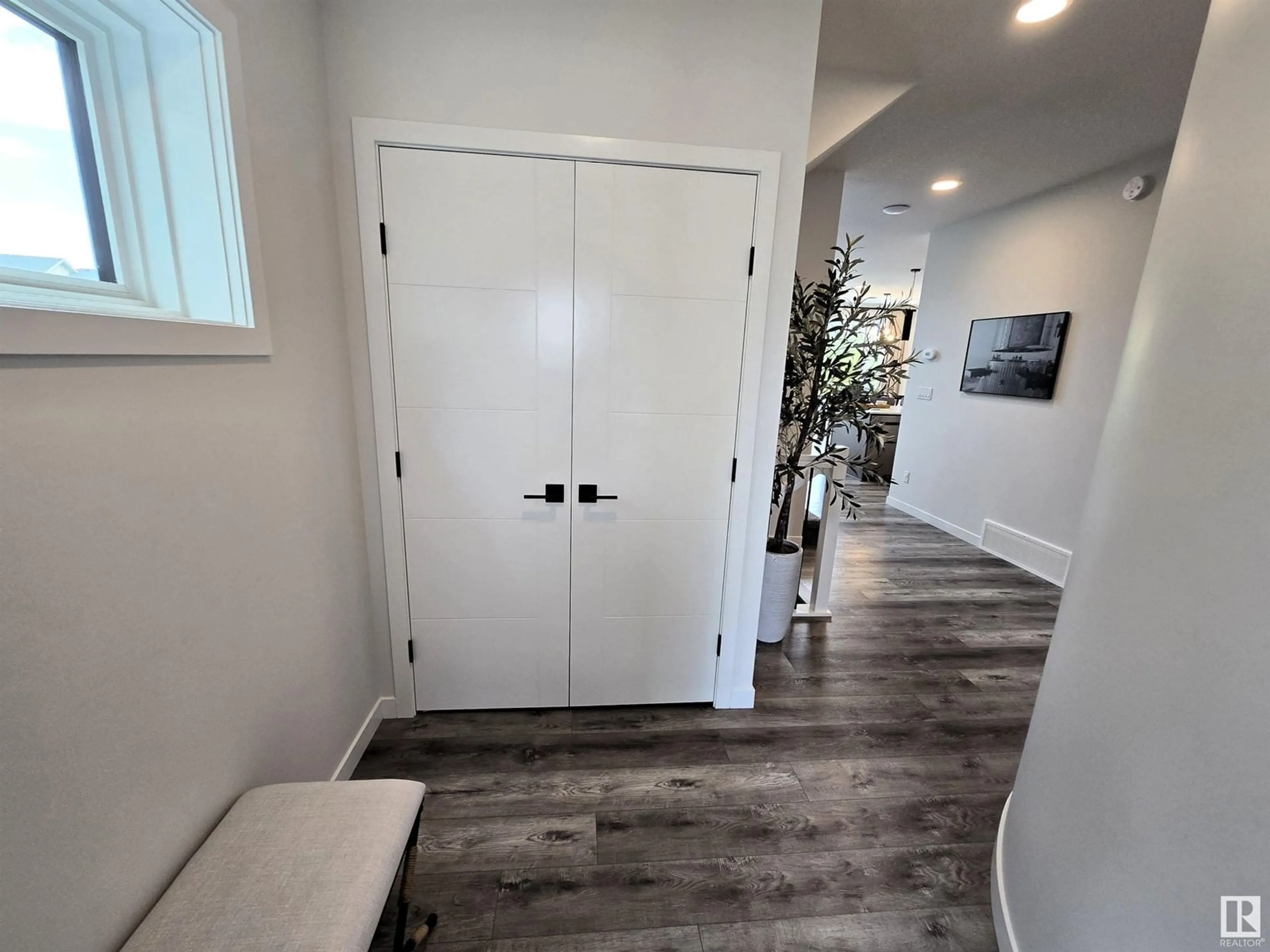 Indoor entryway for 1663 ENRIGHT WY, Edmonton Alberta T6M0Z2