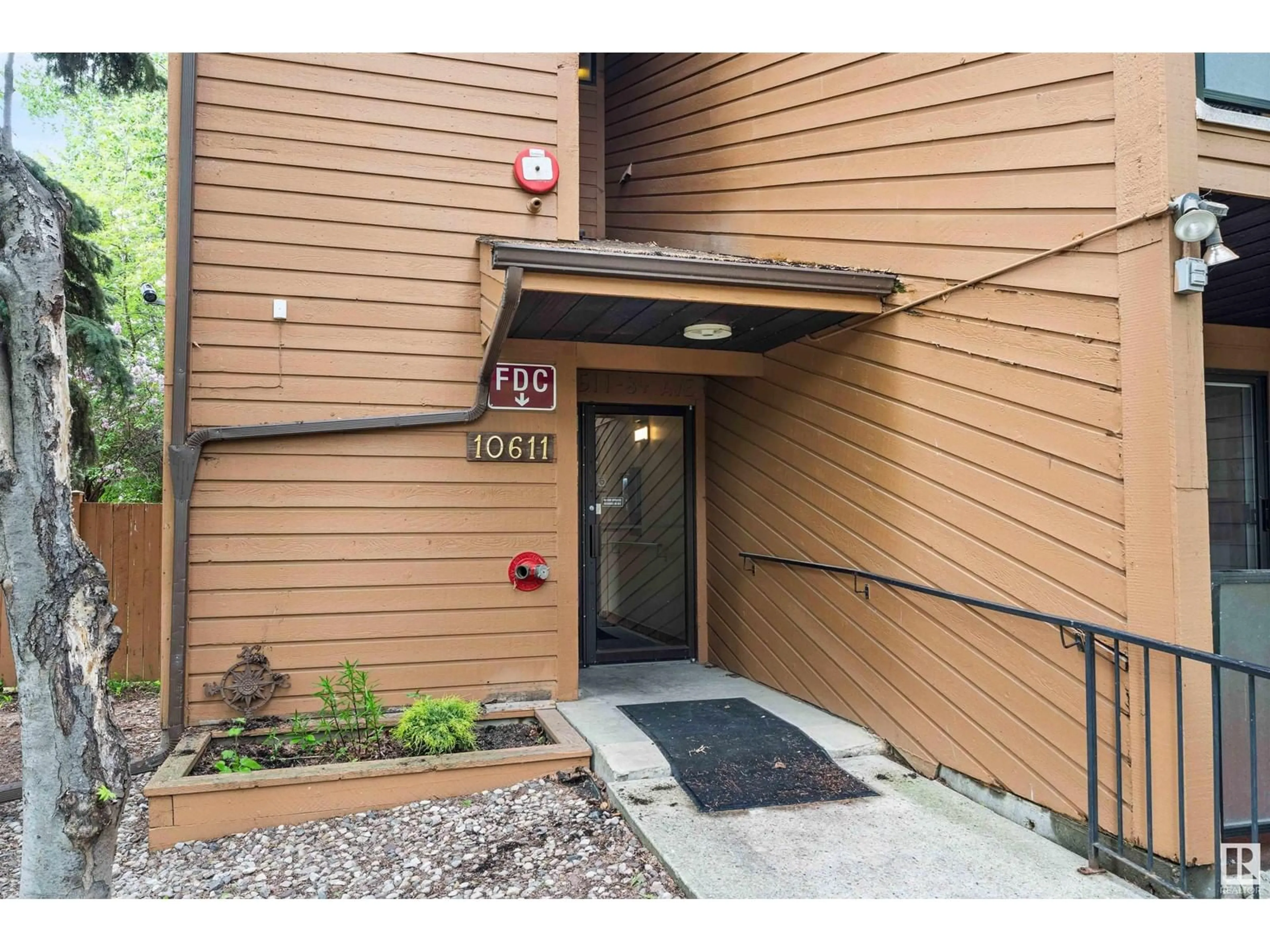 Indoor entryway for #101 - 10611 84 AV NW, Edmonton Alberta T6E2H7