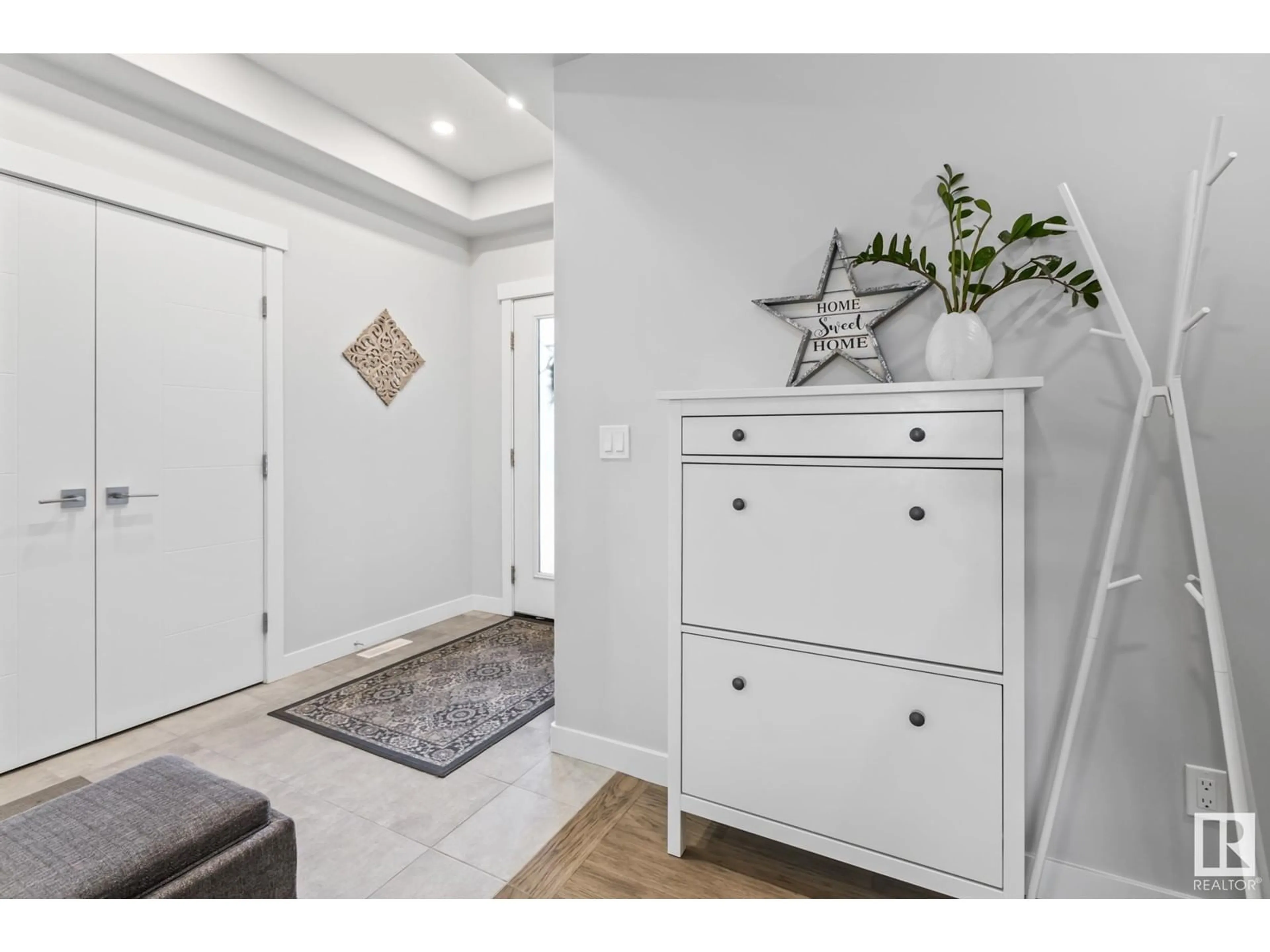 Indoor entryway for 18 RATELLE CI, St. Albert Alberta T8N7T8