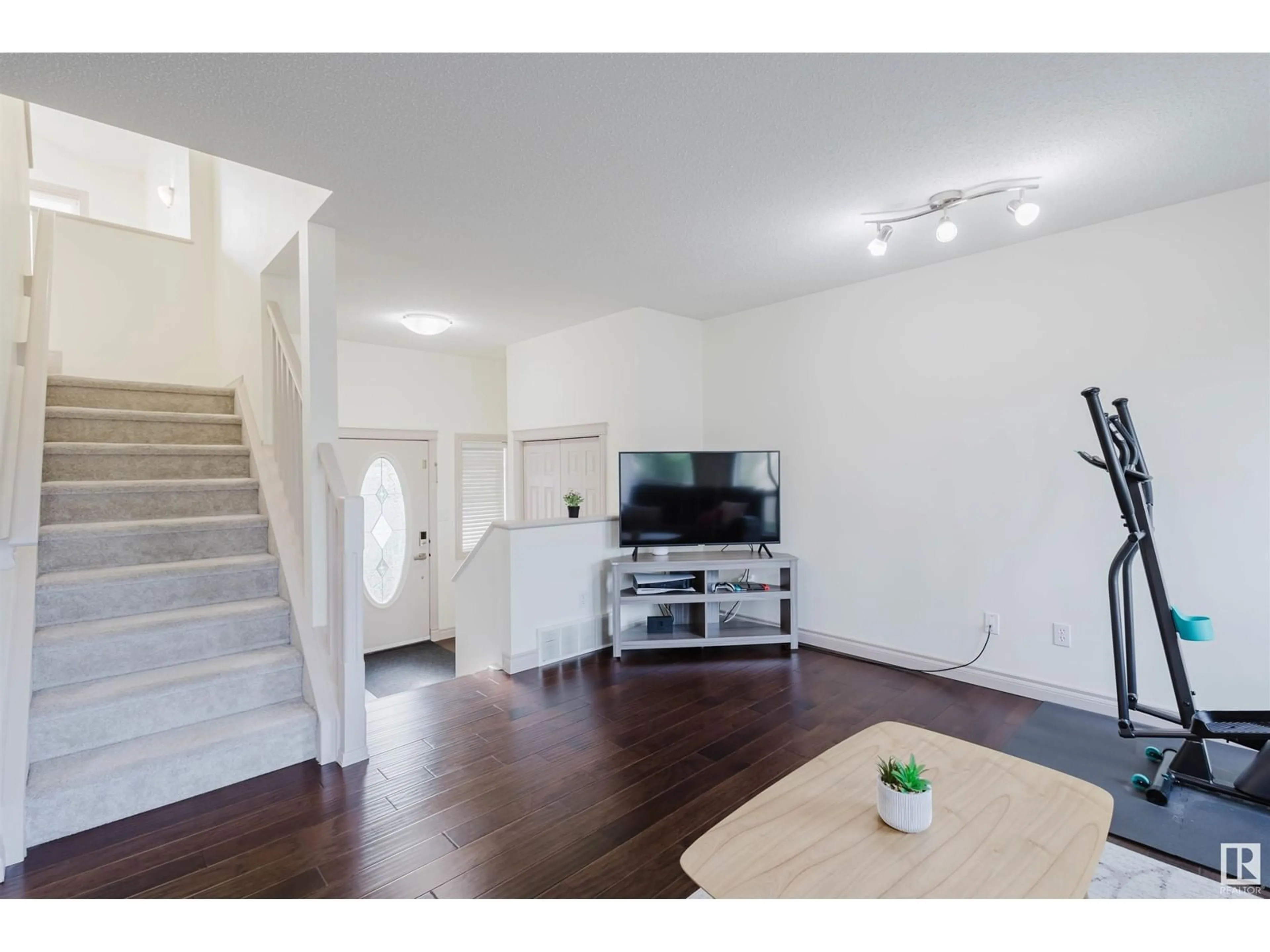 A pic of a room for NW - 4715 202 ST, Edmonton Alberta T6M2Y1