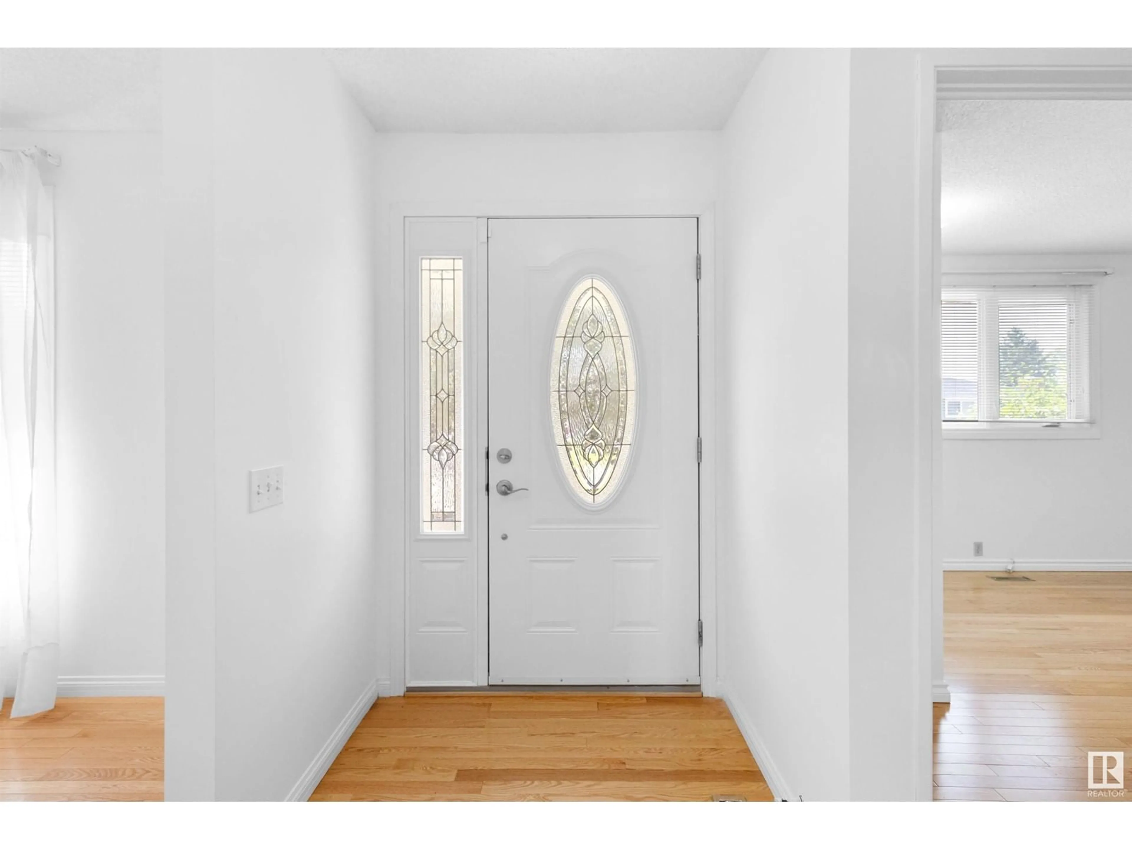 Indoor entryway for NW - 4120 135 AV, Edmonton Alberta T5A2N7