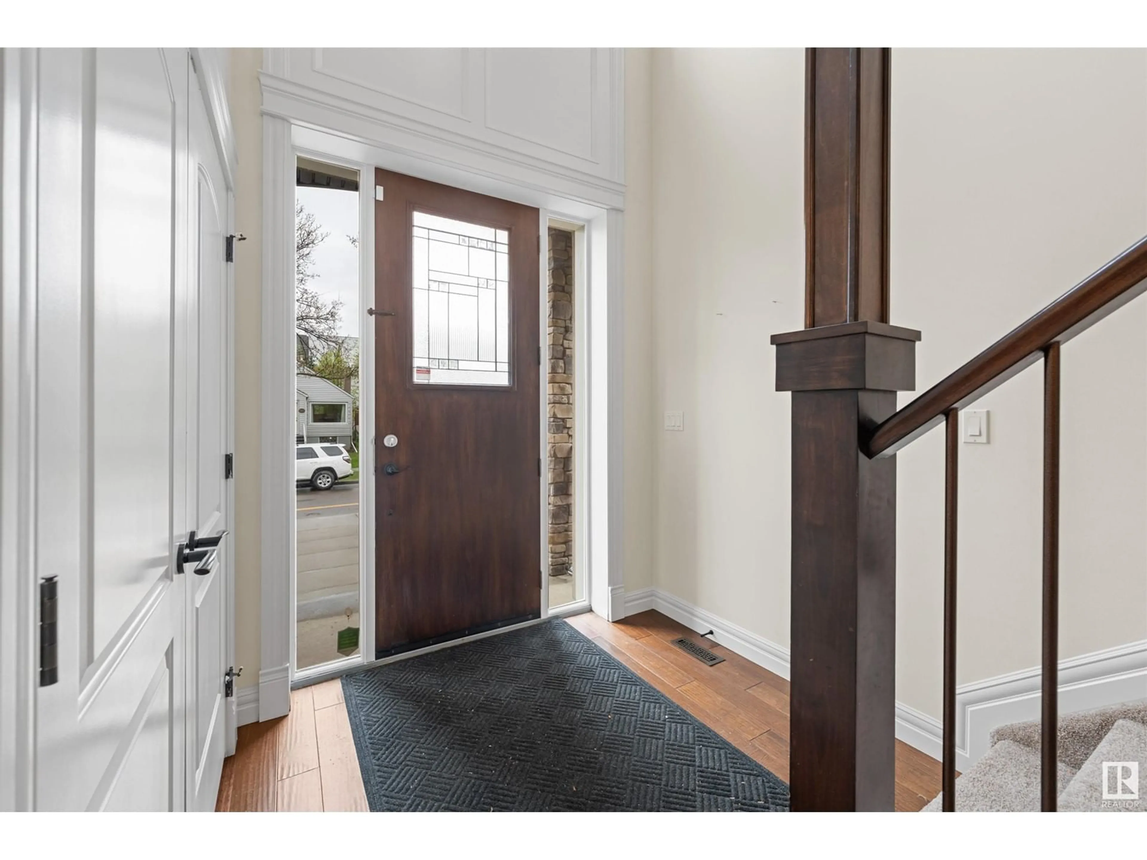 Indoor entryway for 9654 83 AV, Edmonton Alberta T6C1C2