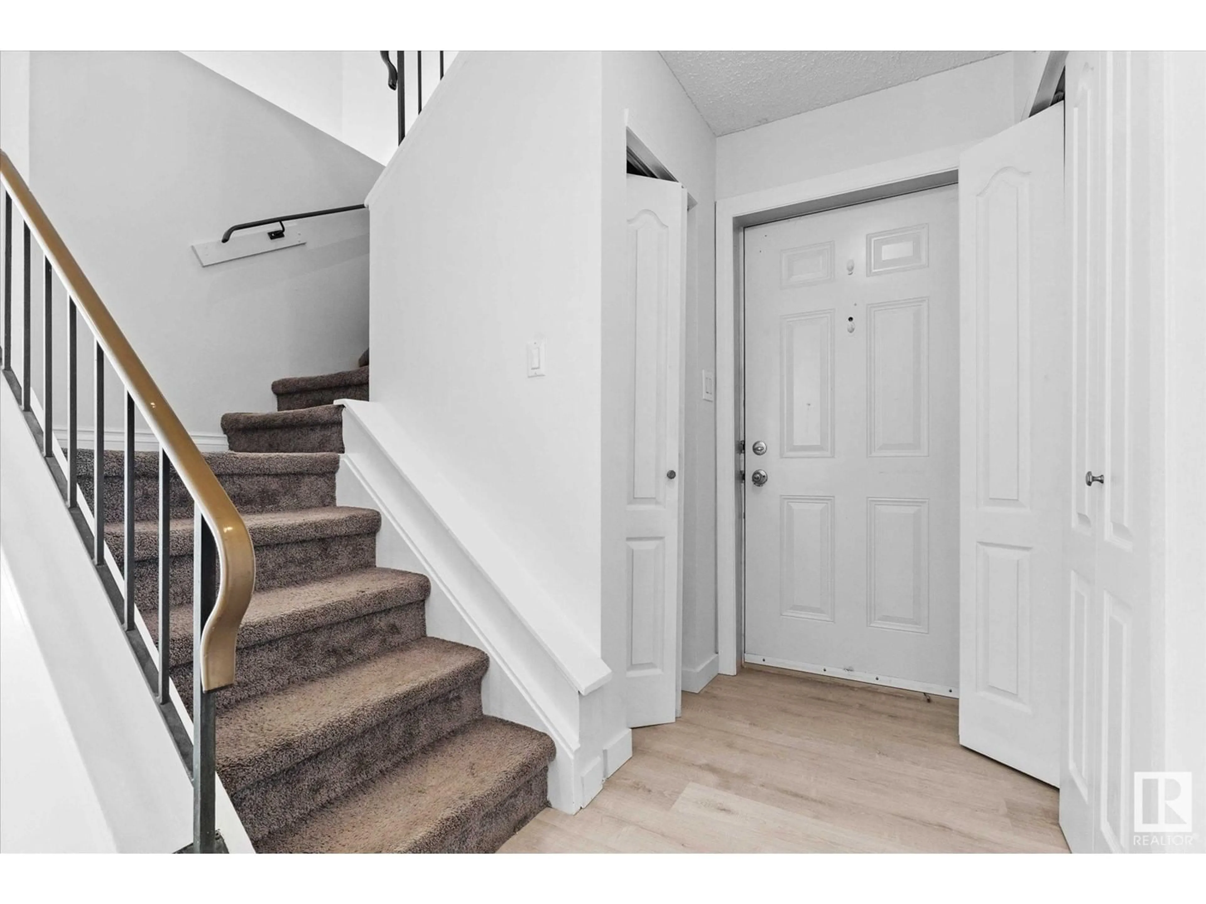 Indoor entryway for 227 LANCASTER TC, Edmonton Alberta T5X5T4