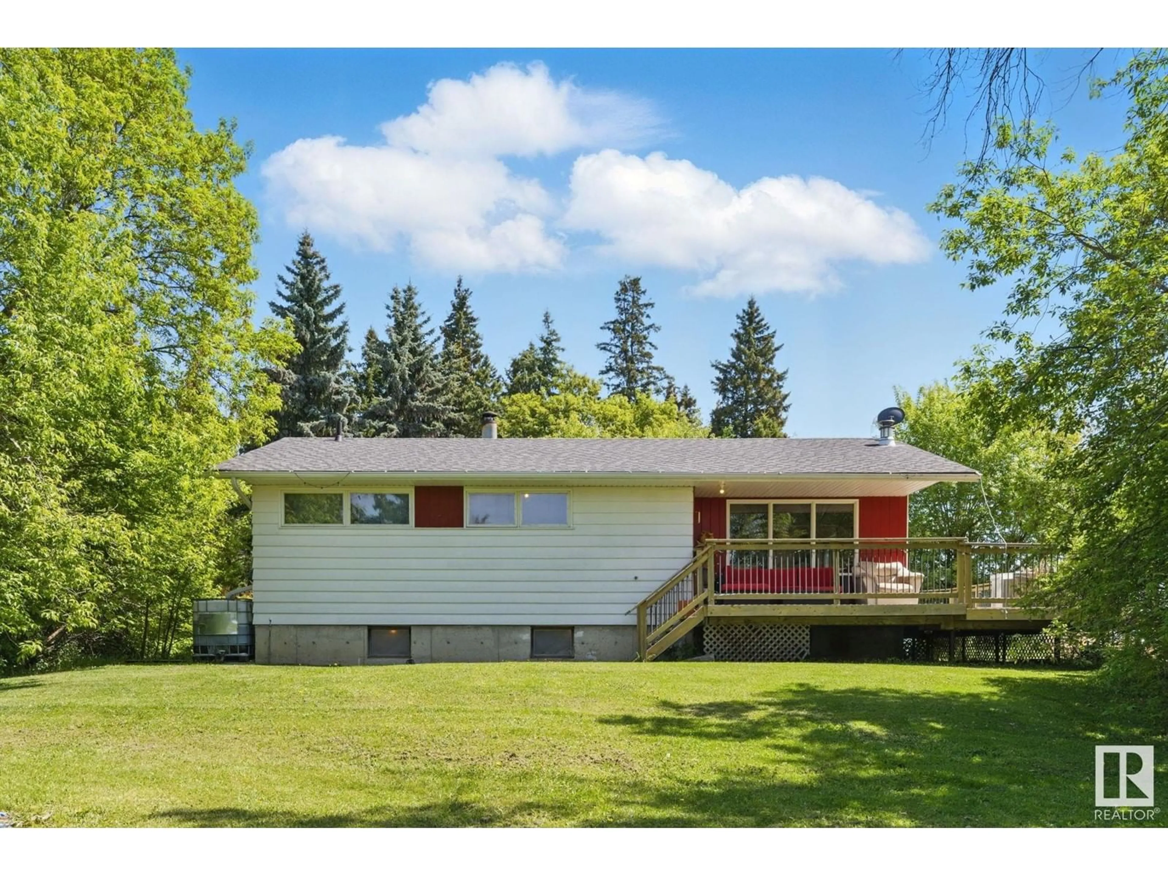 Home with vinyl exterior material, unknown for 60027 RR 40, Rural Barrhead County Alberta T7N1N3