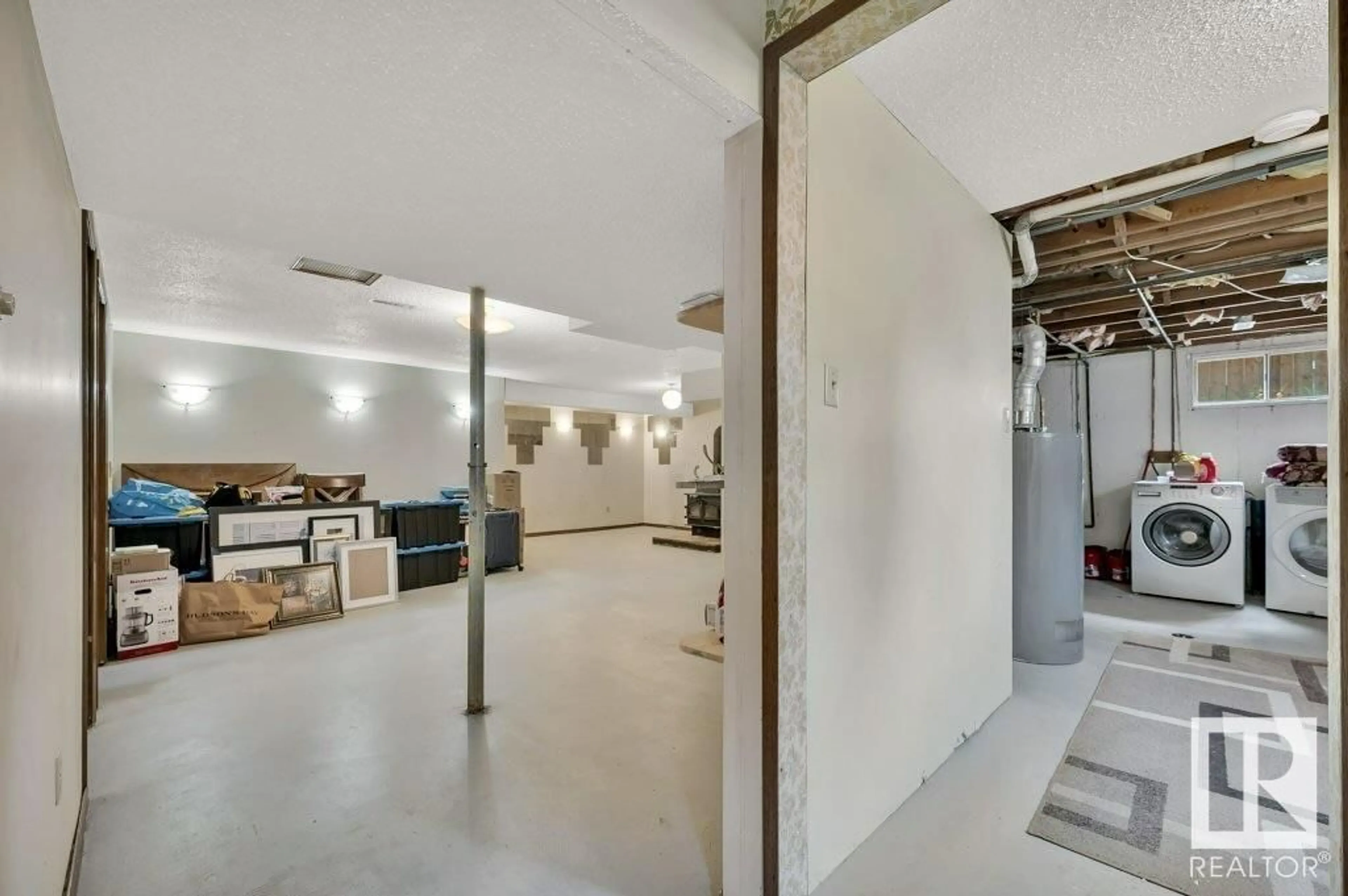 Indoor foyer for 5521 145A AV, Edmonton Alberta T5A2S2