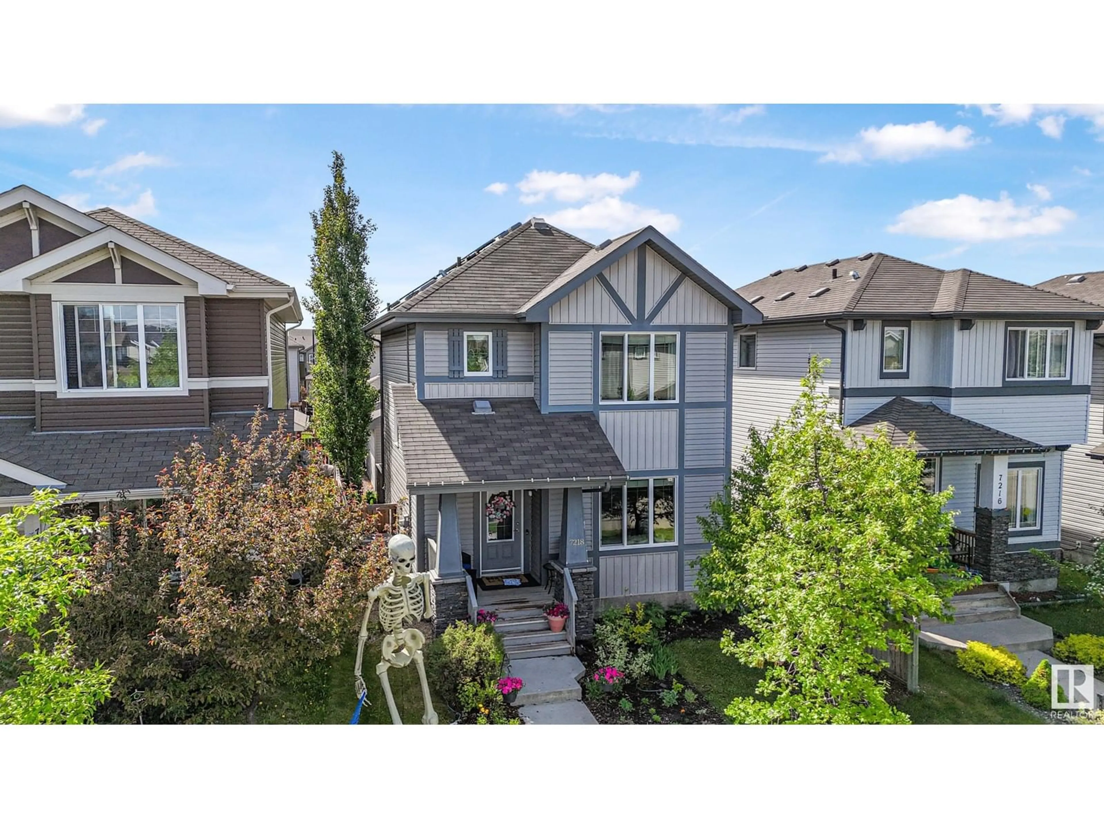 A pic from outside/outdoor area/front of a property/back of a property/a pic from drone, street for SW - 7218 ARMOUR CR, Edmonton Alberta T6W2N9