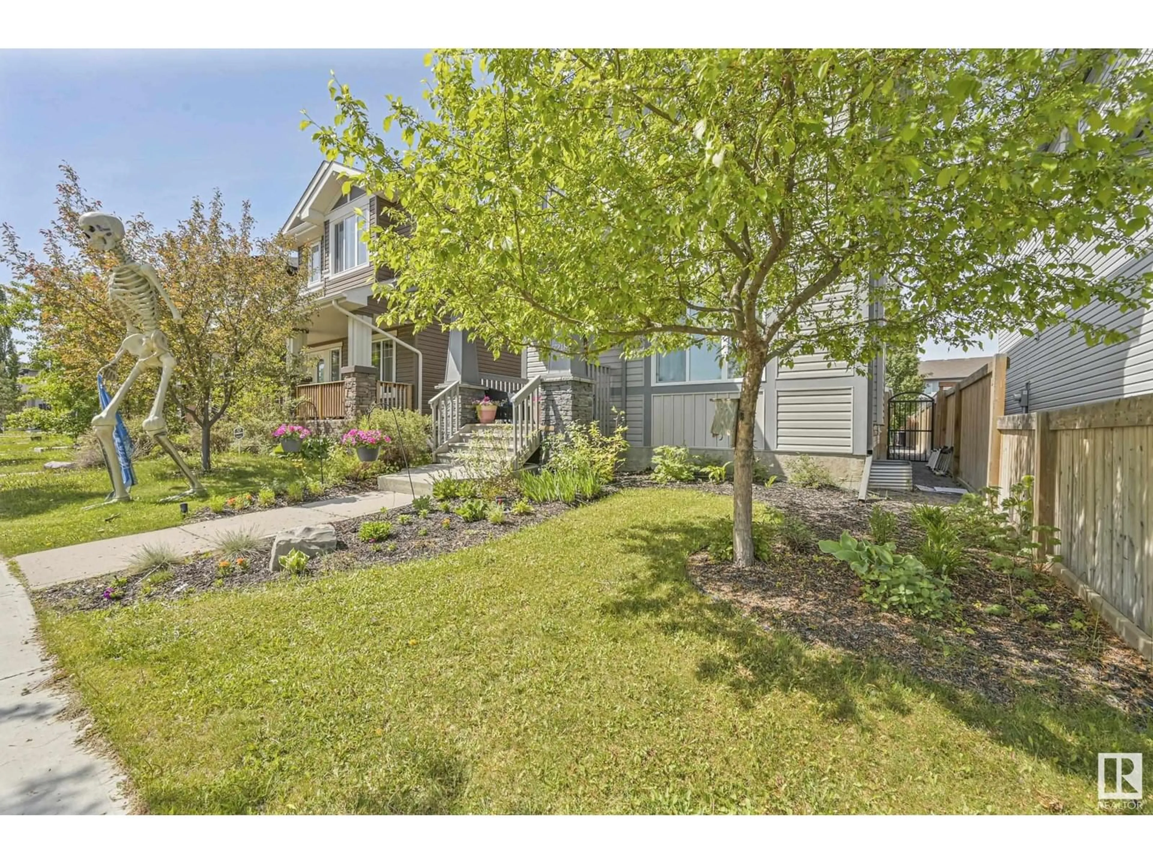 A pic from outside/outdoor area/front of a property/back of a property/a pic from drone, street for SW - 7218 ARMOUR CR, Edmonton Alberta T6W2N9