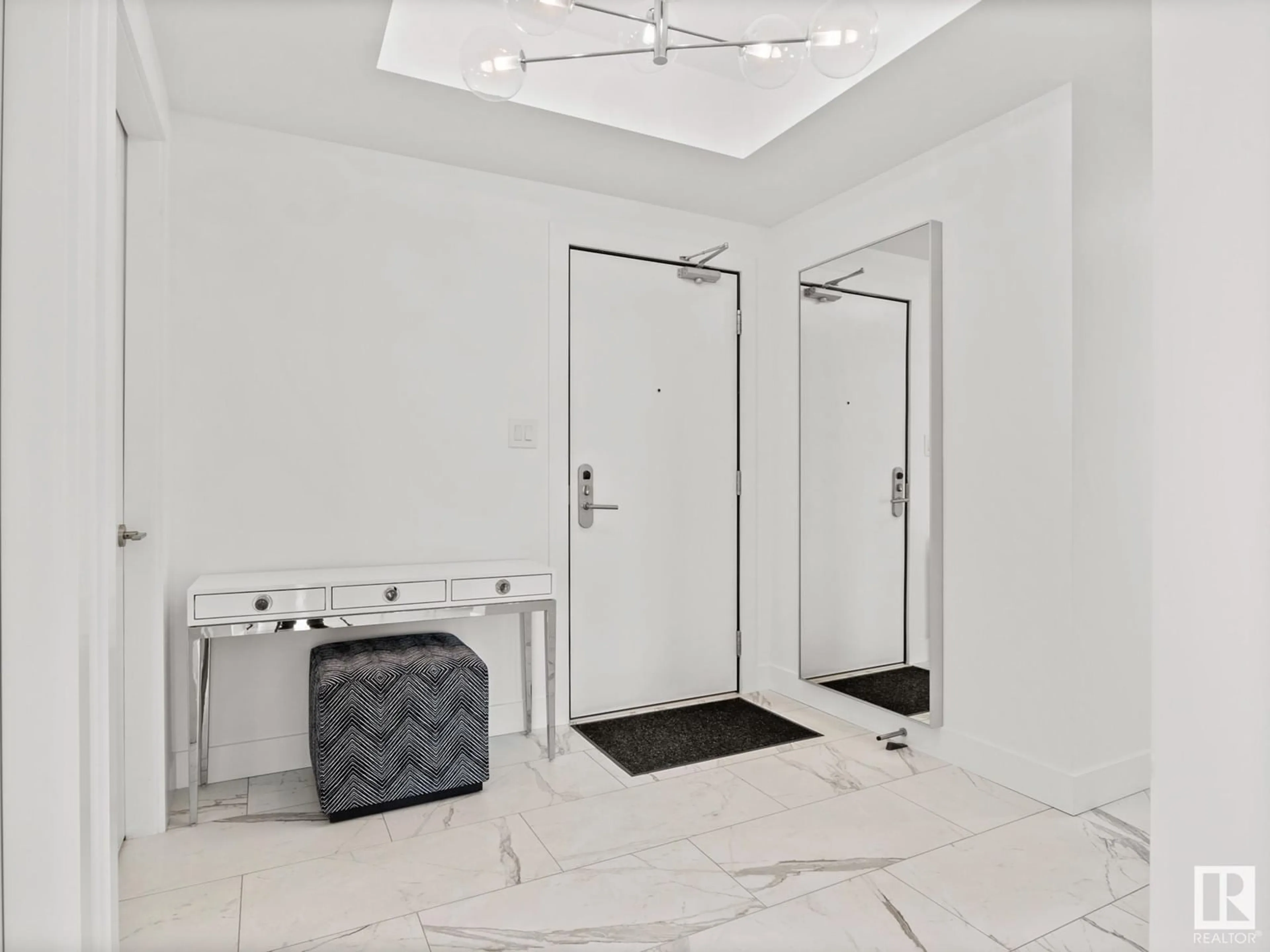 Indoor foyer for #605 - 14105 WEST BLOCK DR, Edmonton Alberta T5N1L5