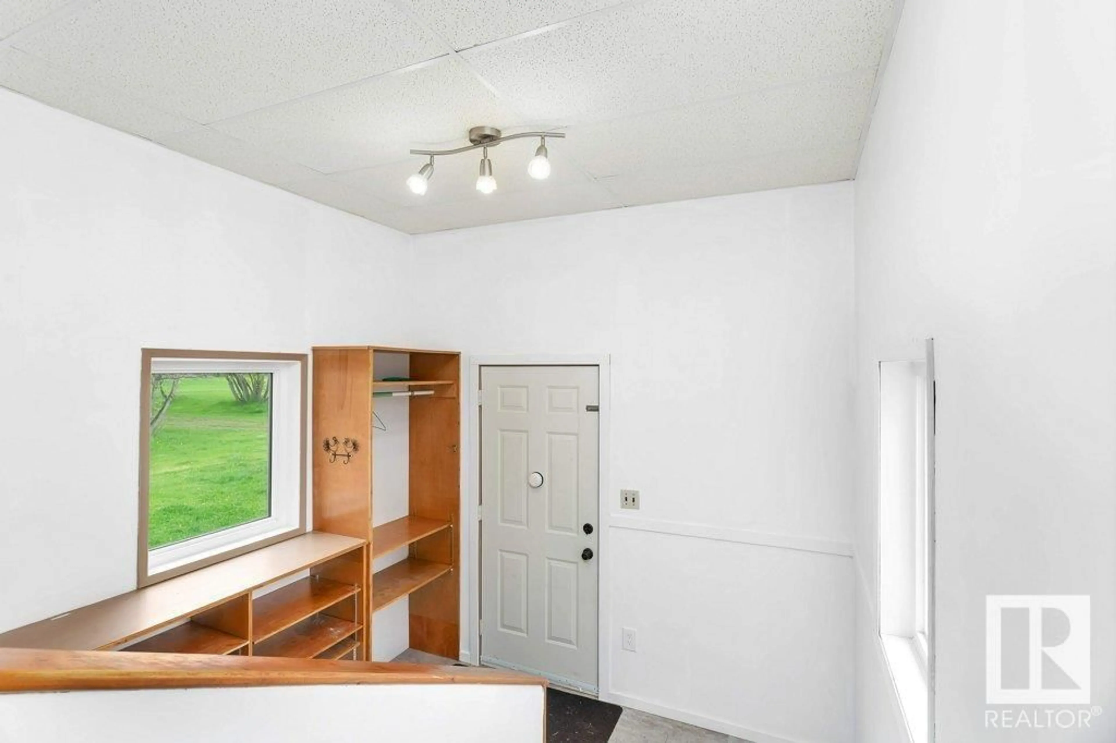 Indoor entryway for 461075 RR 53, Rural Wetaskiwin County Alberta T0C2X0