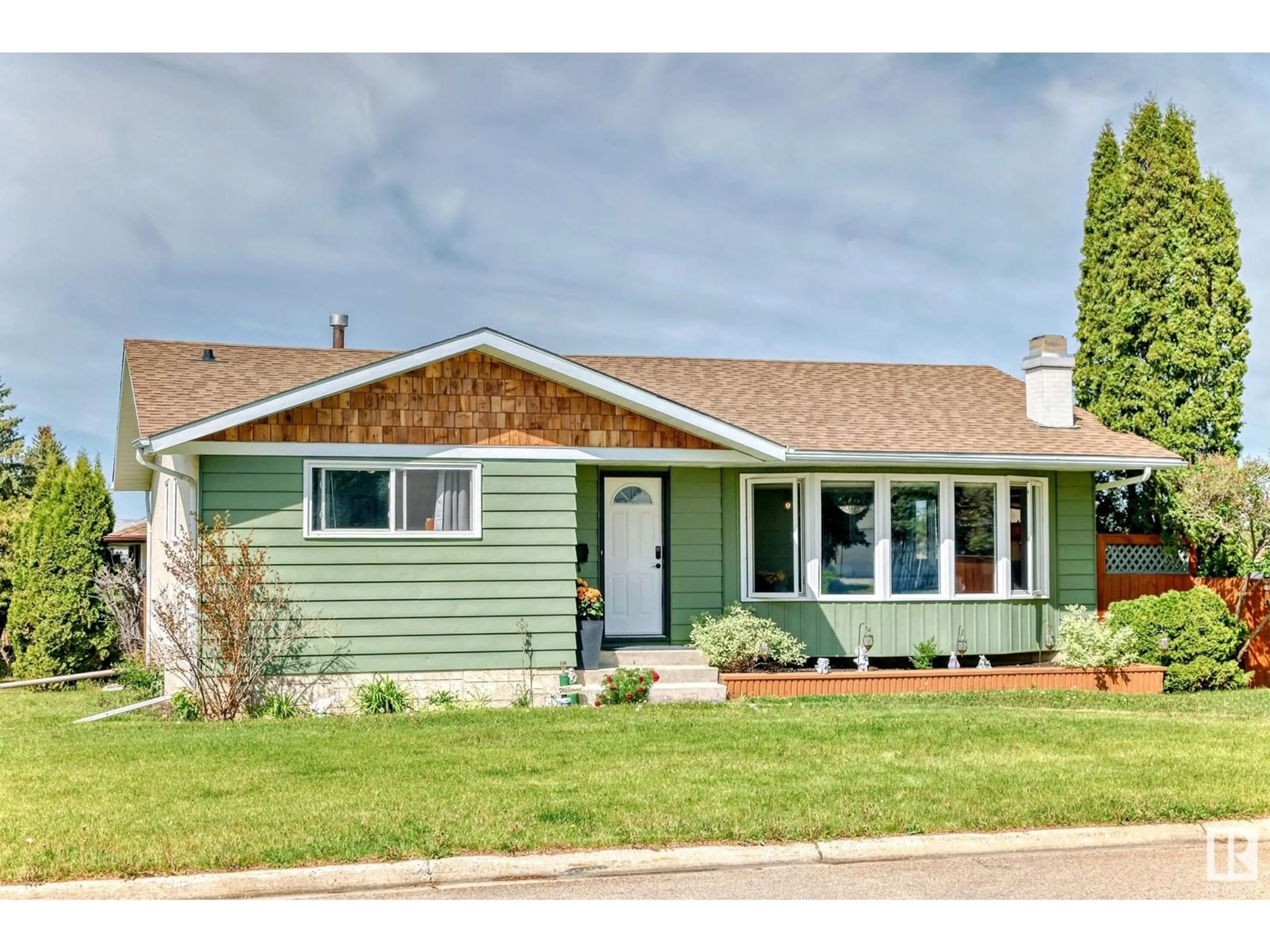 Home with vinyl exterior material, street for 6 BENTON ST, Spruce Grove Alberta T7X1H9