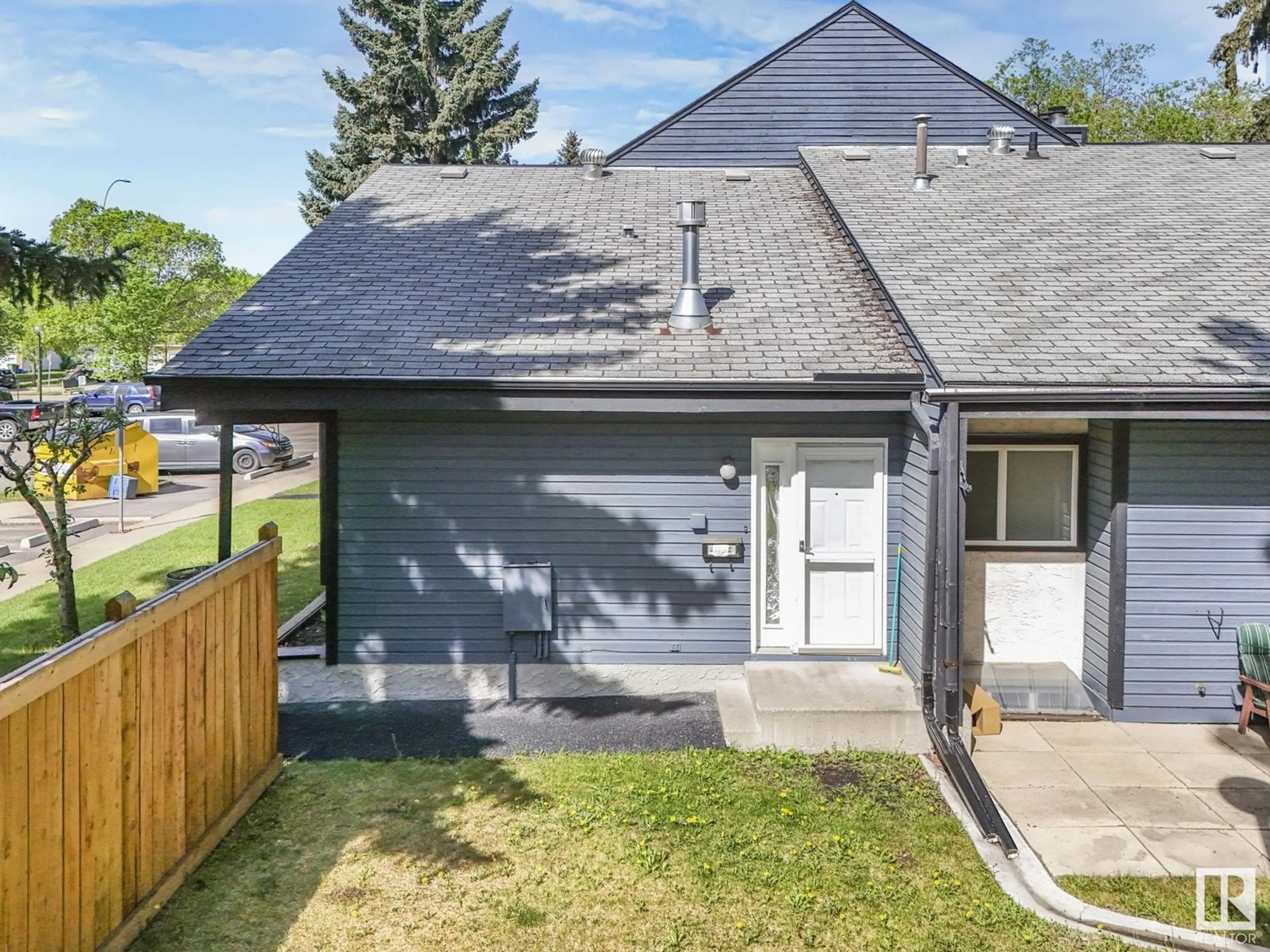 A pic from outside/outdoor area/front of a property/back of a property/a pic from drone, street for 81 - 106 GRANDIN RD, St. Albert Alberta T8N5G7