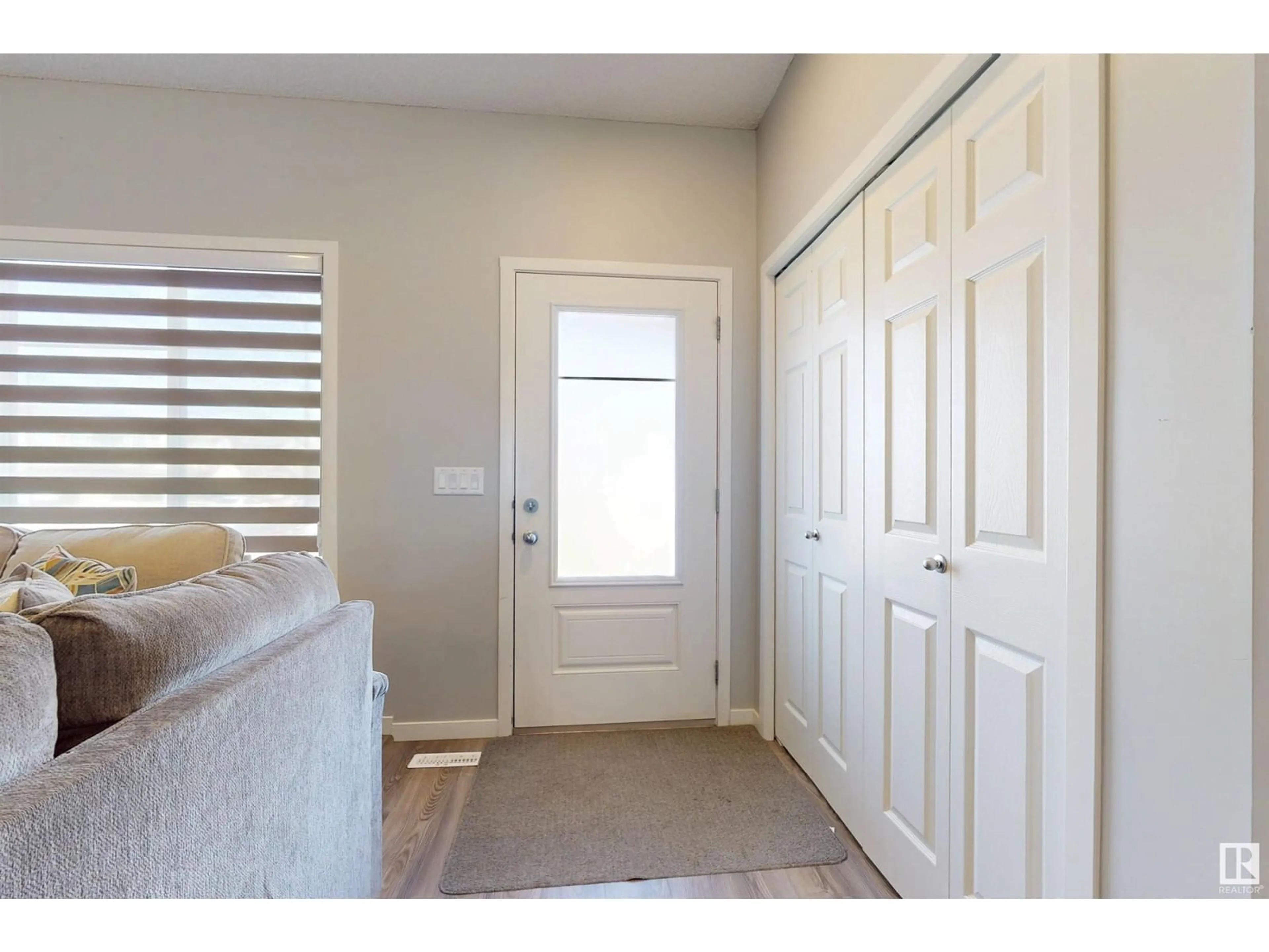 Indoor entryway for 1527 16 AV, Edmonton Alberta T6T2N9