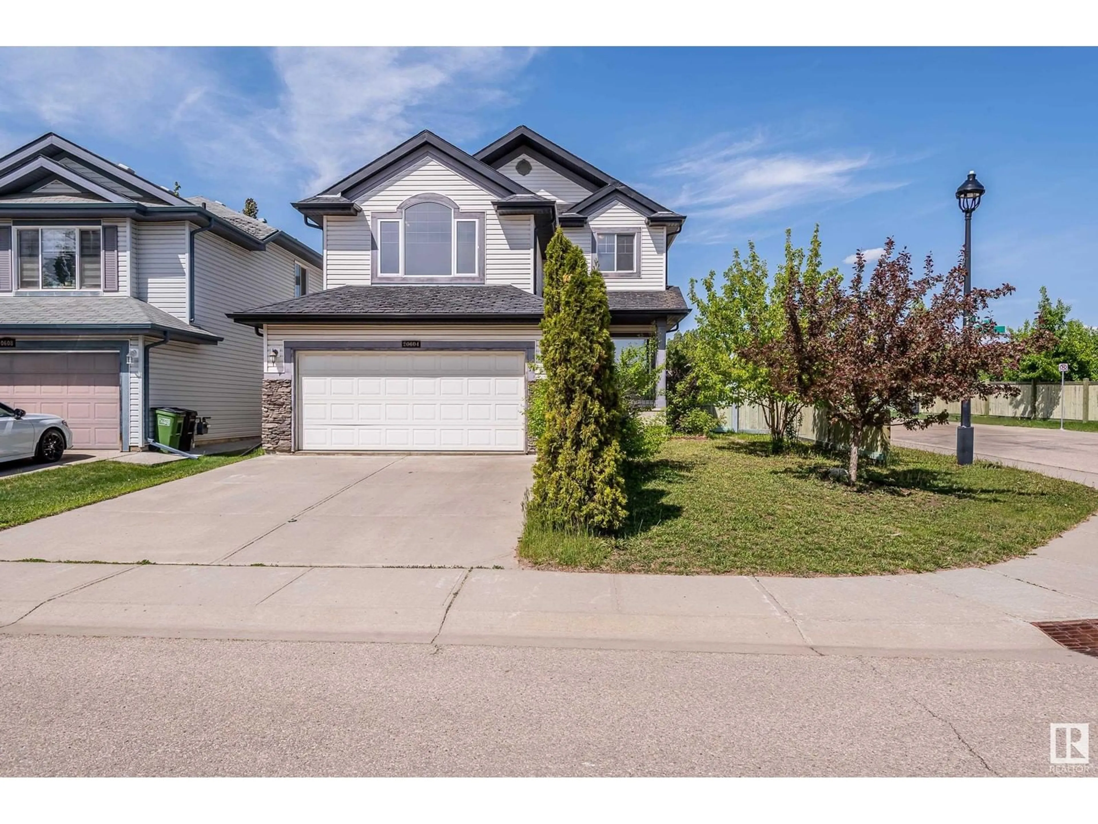 Home with vinyl exterior material, street for 20604 92 AV, Edmonton Alberta T5T1S9