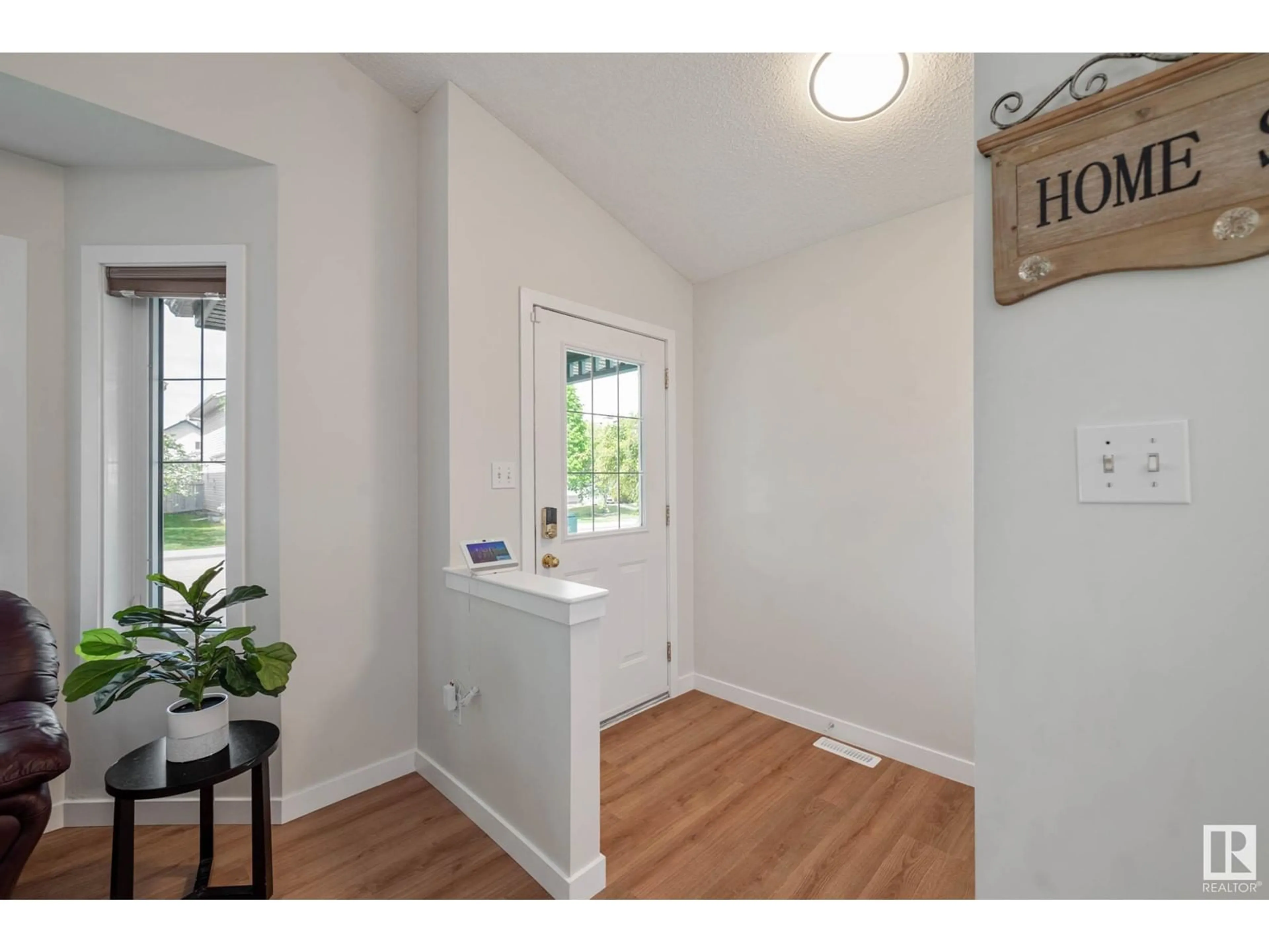 Indoor entryway for 1213 GILLESPIE CR, Edmonton Alberta T5T6M5