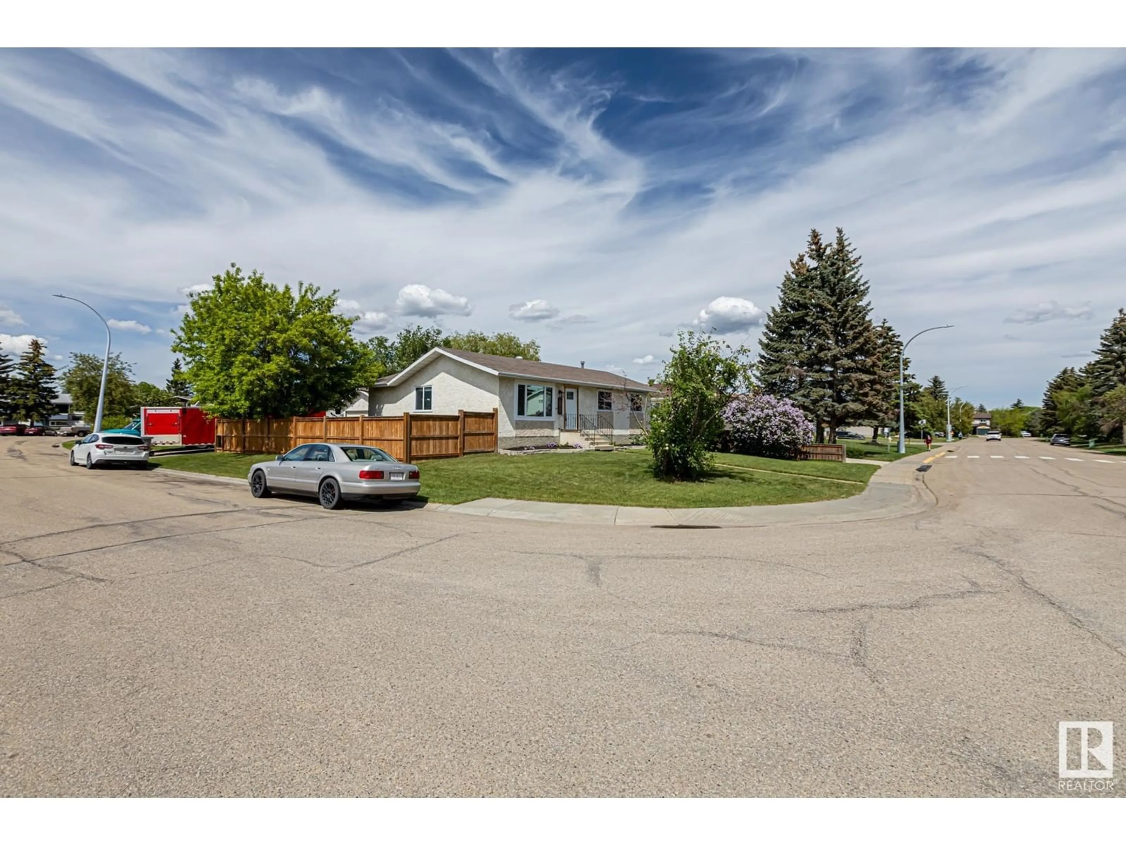 A pic from outside/outdoor area/front of a property/back of a property/a pic from drone, street for 9208 MORINVILLE DR, Morinville Alberta T8R1J7