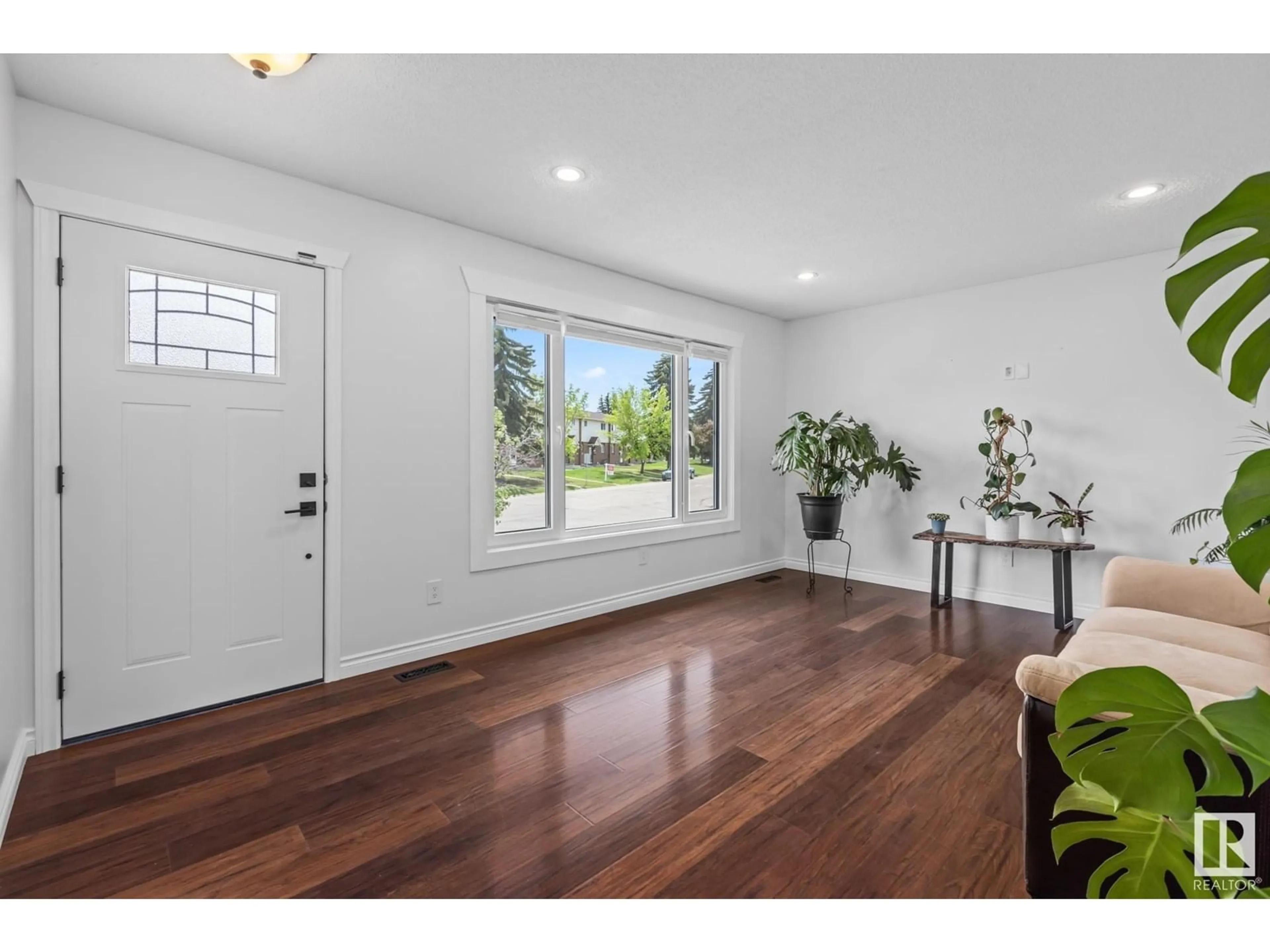 Indoor entryway for 9208 MORINVILLE DR, Morinville Alberta T8R1J7