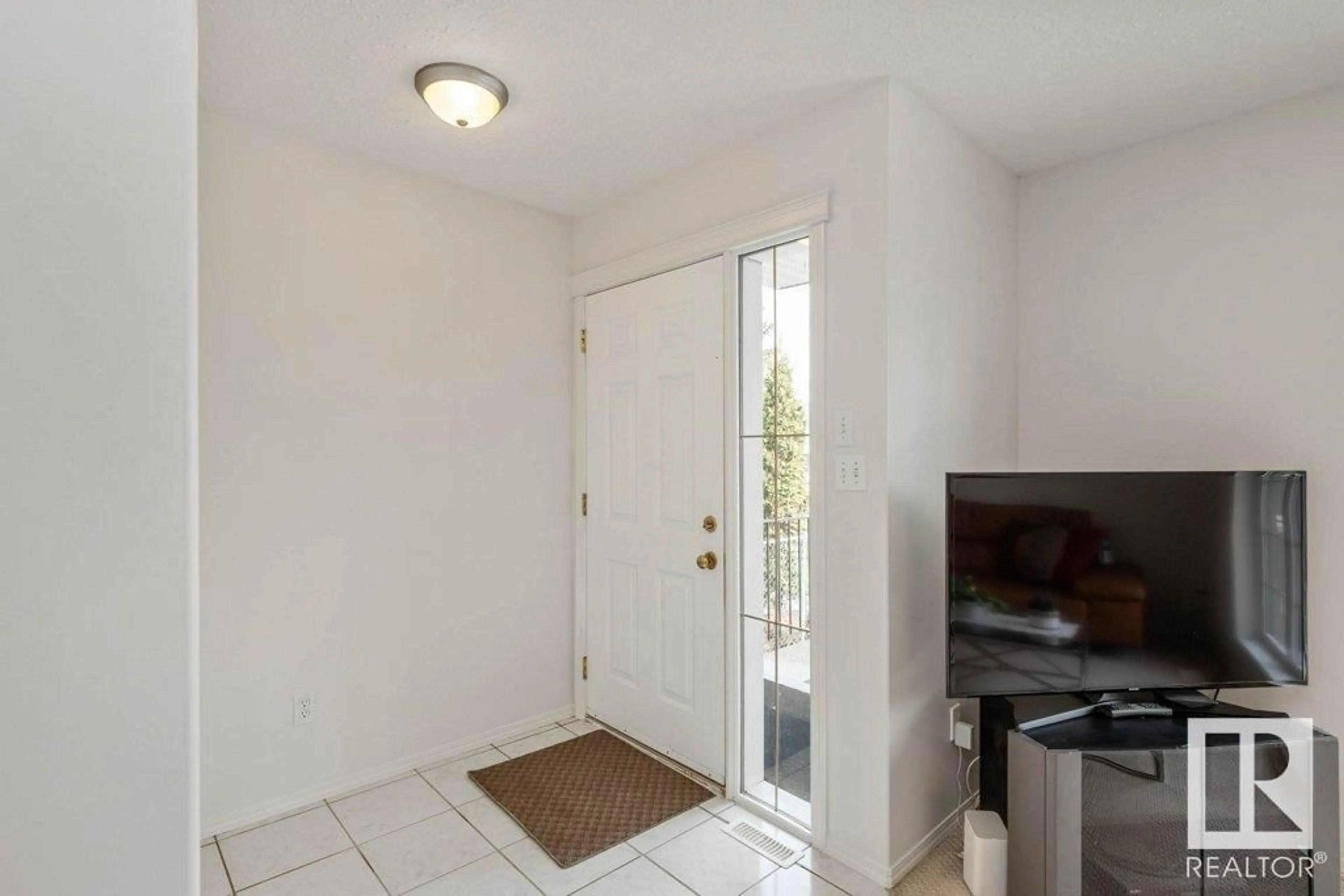 Indoor entryway for 12818 72 ST, Edmonton Alberta T5C0P5