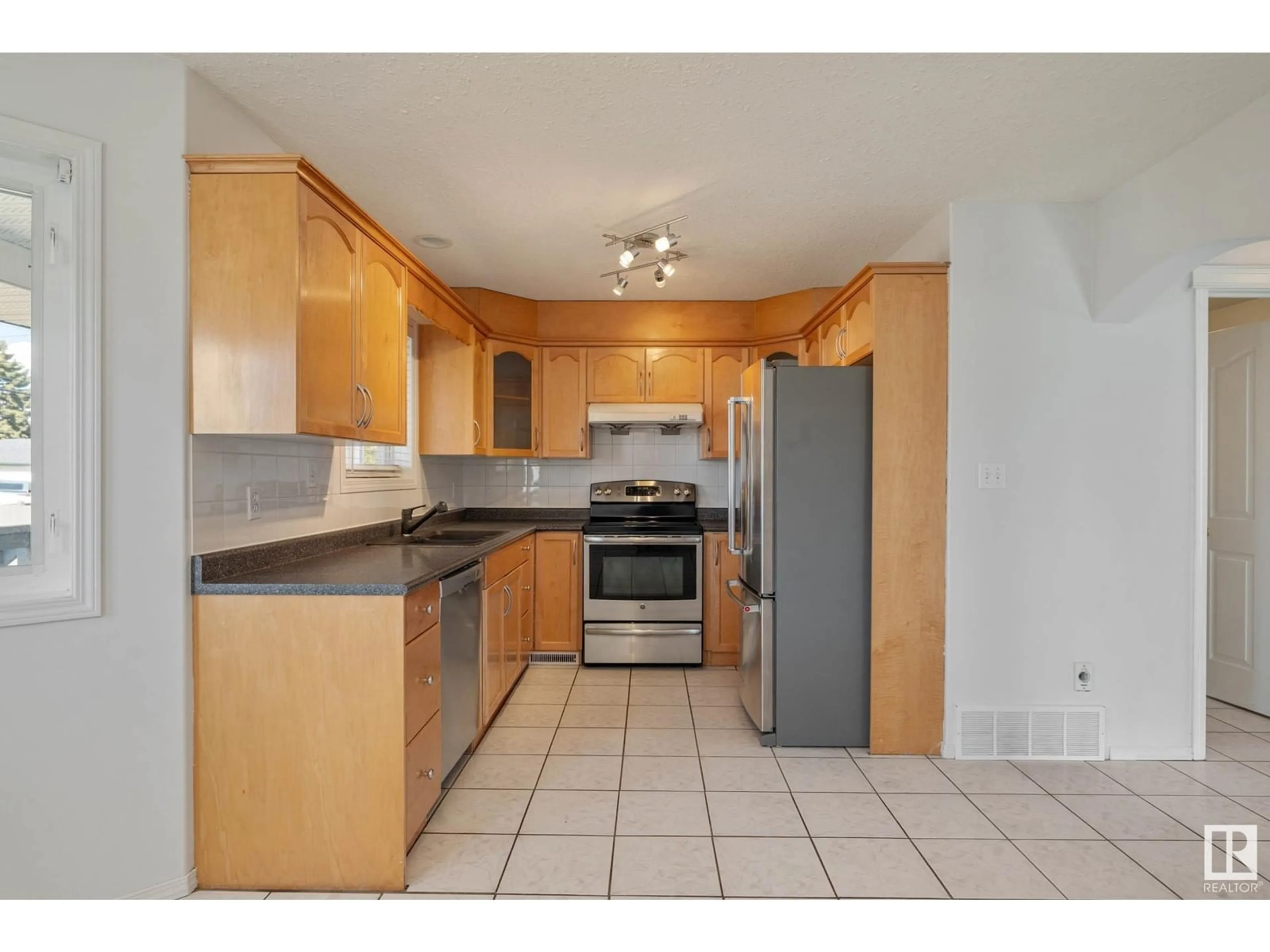 Standard kitchen, unknown for NW - 12816 72 ST, Edmonton Alberta T5C0P5