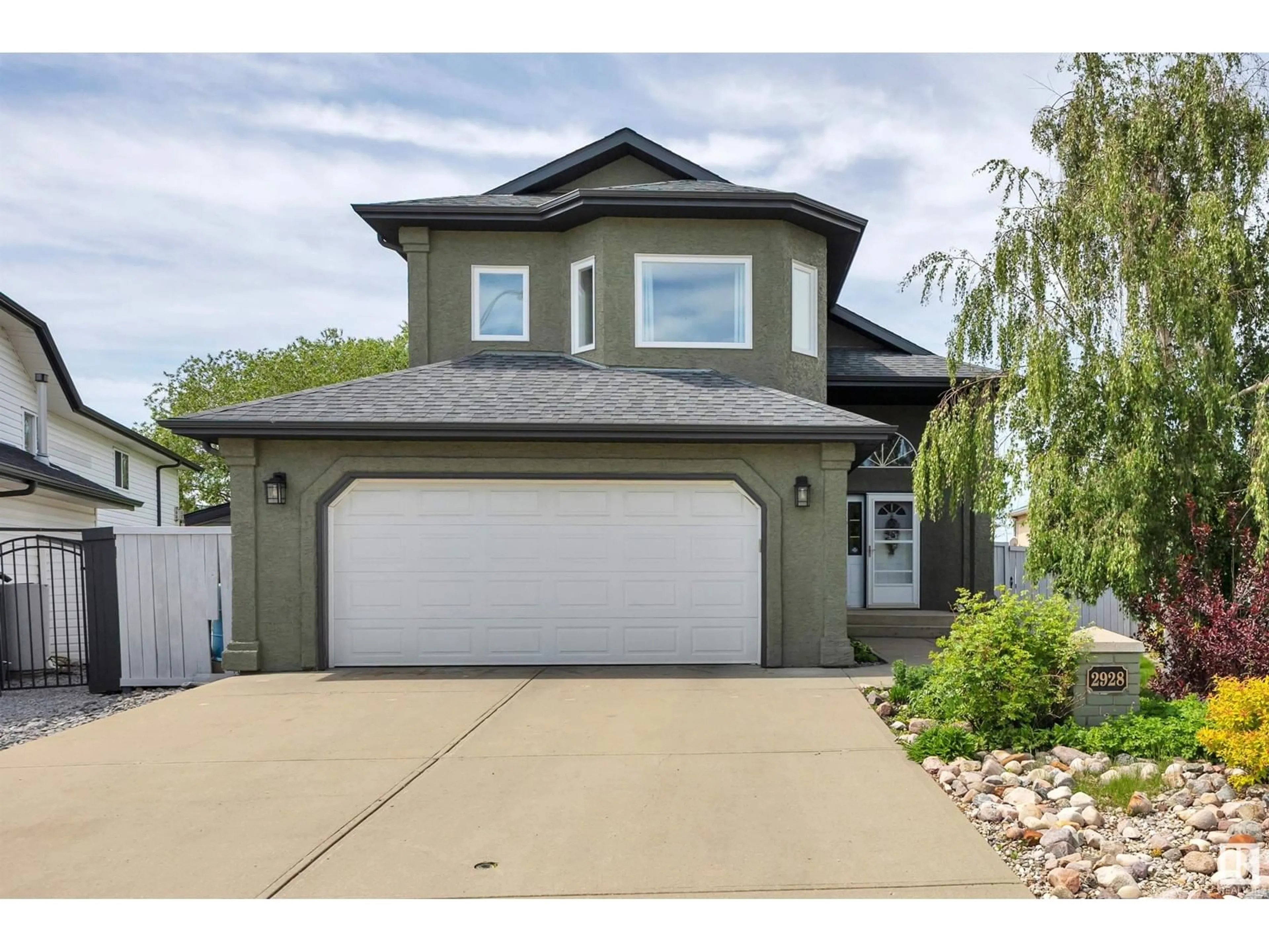 Home with vinyl exterior material, street for 2928 39 AV, Edmonton Alberta T6T1L2