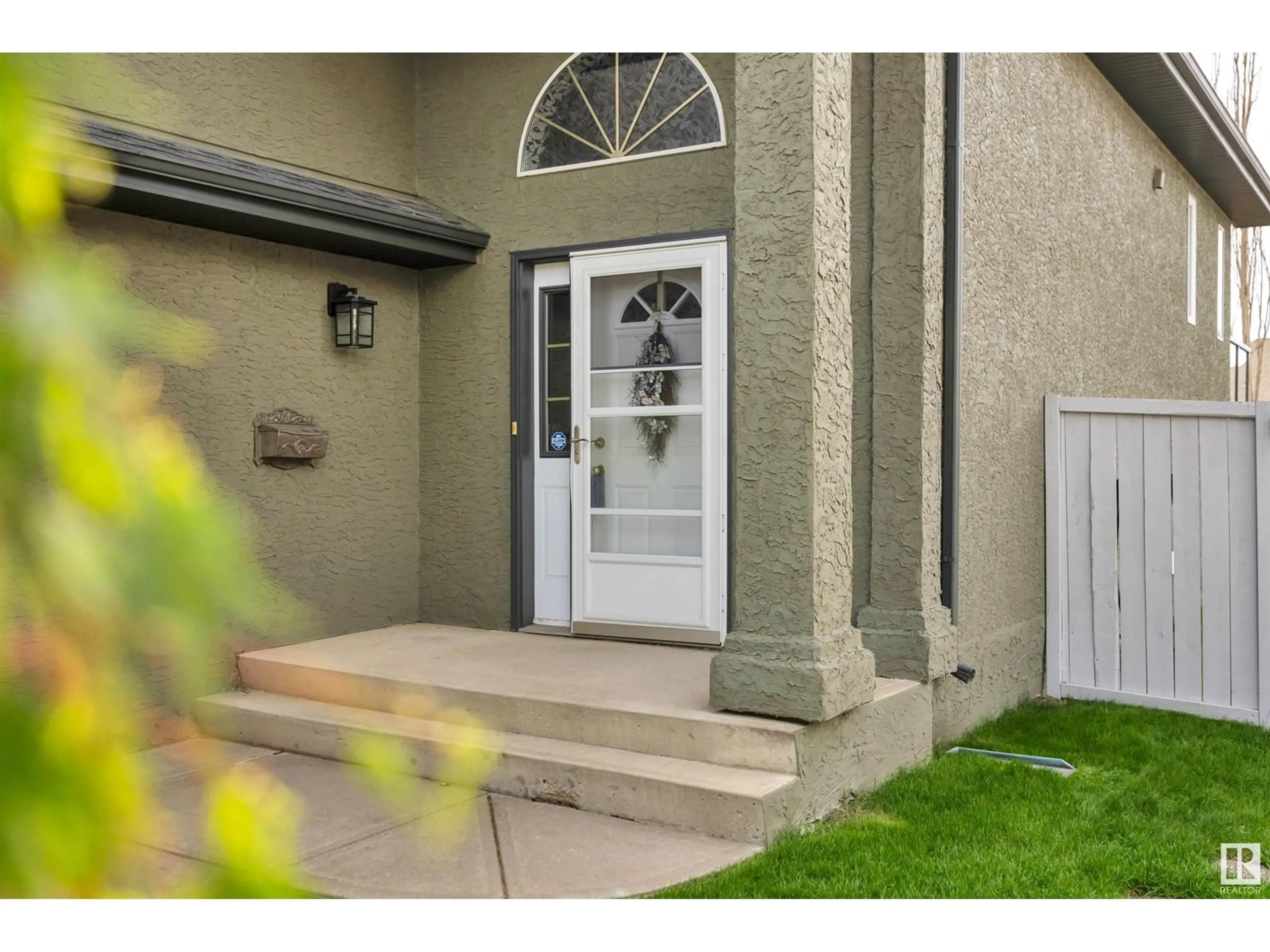 Indoor entryway for 2928 39 AV, Edmonton Alberta T6T1L2