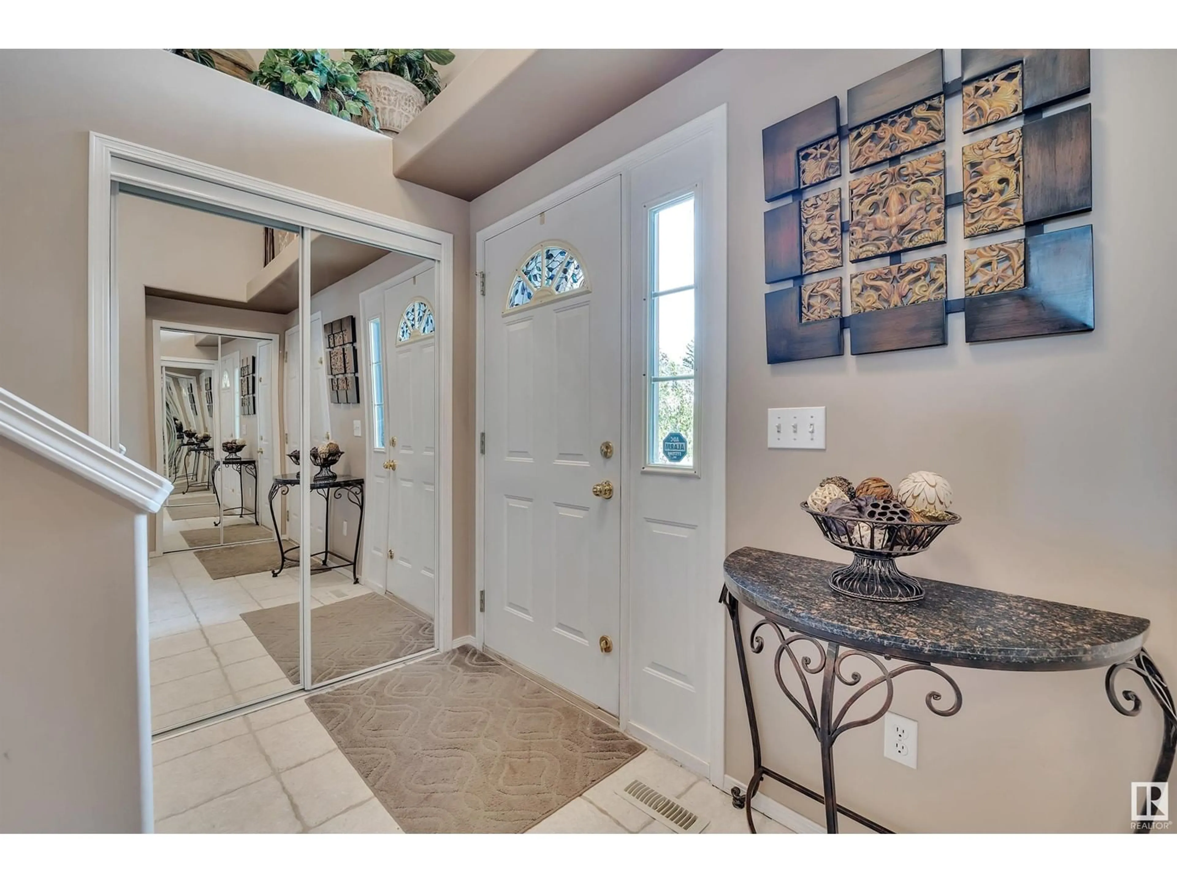 Indoor entryway for 2928 39 AV, Edmonton Alberta T6T1L2