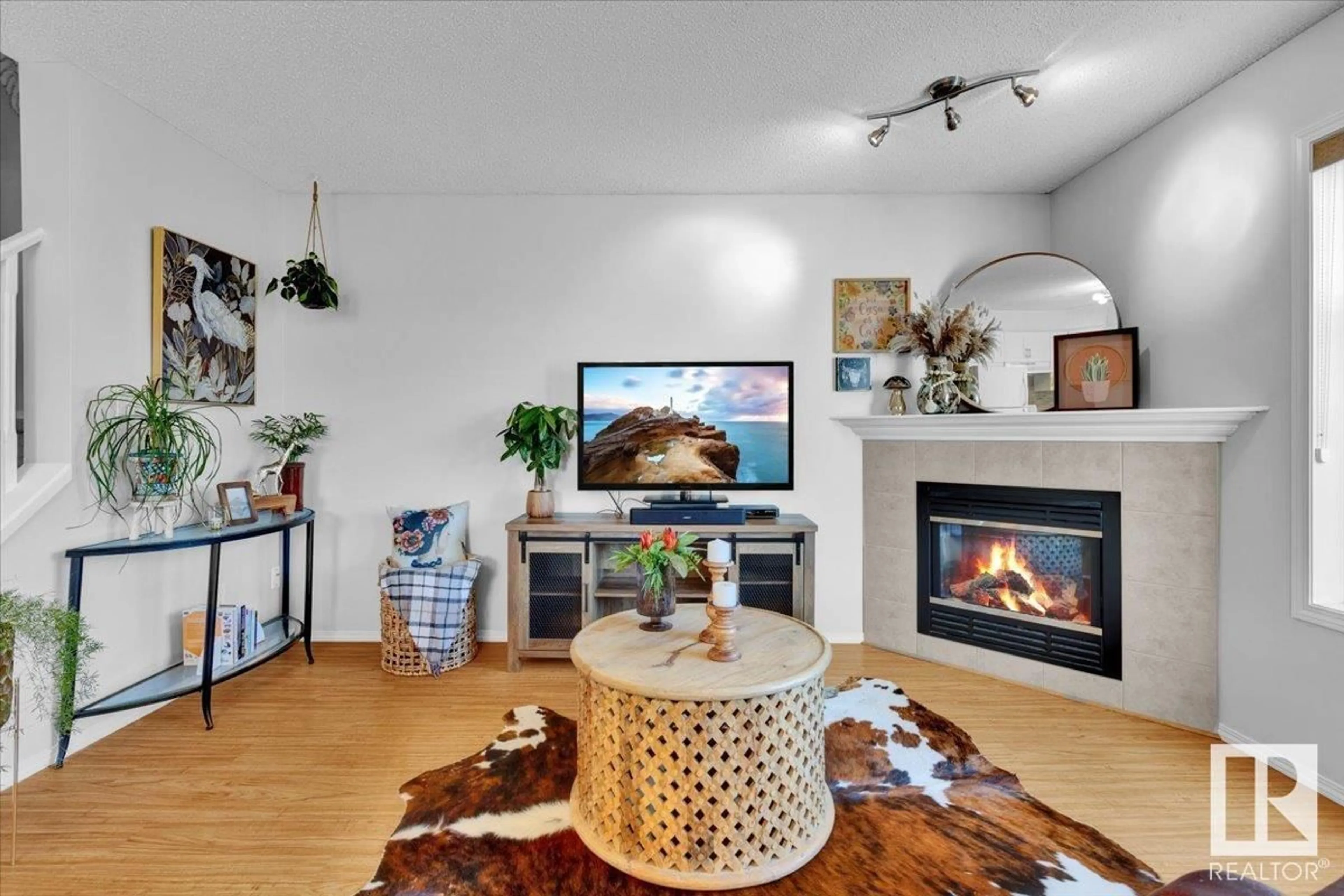 Living room with furniture, wood/laminate floor for 2021 - 62 GRANTHAM CO, Edmonton Alberta T5T6V7