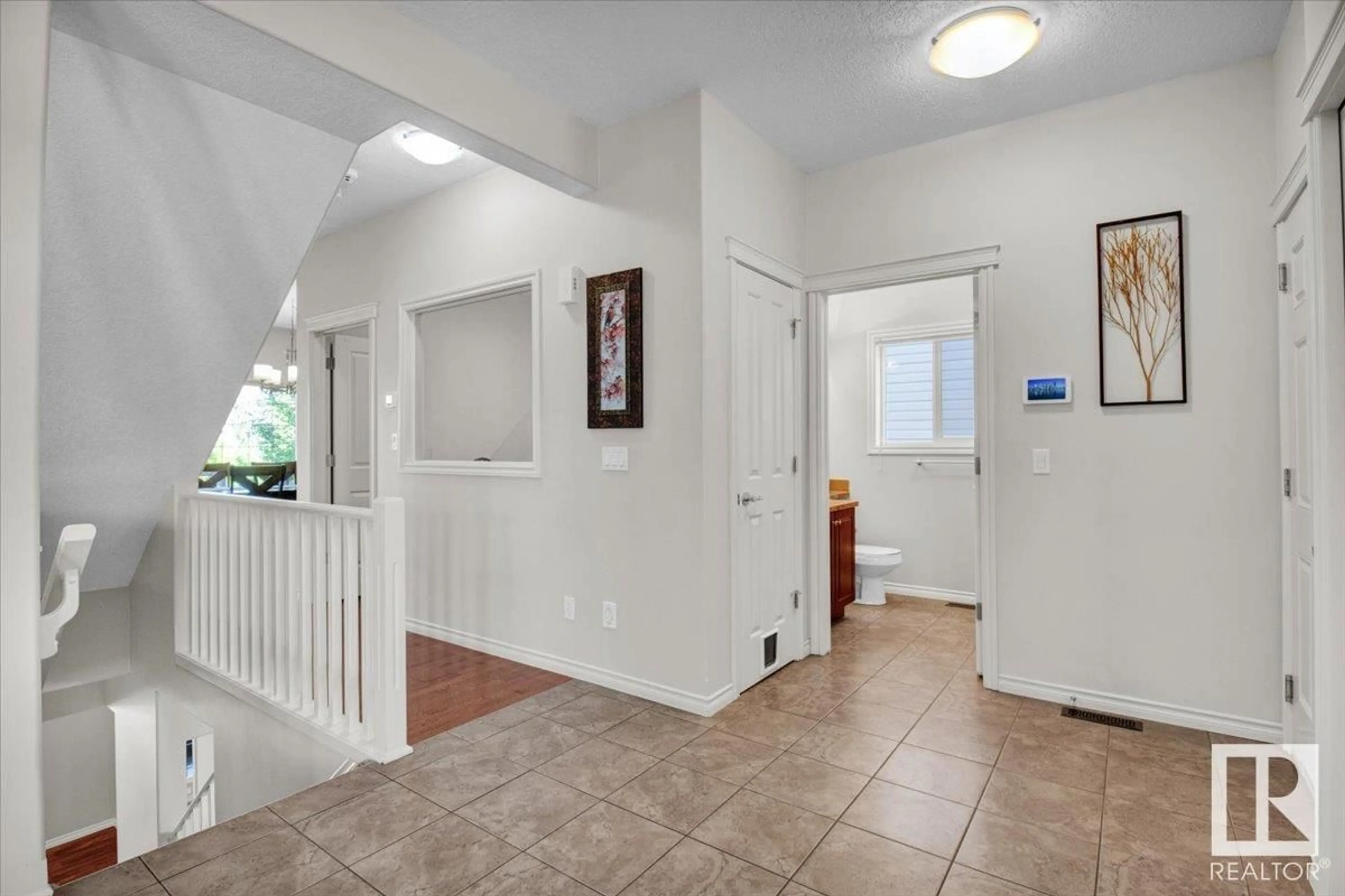 Indoor entryway for 8654 SLOANE CO, Edmonton Alberta T6R0K9
