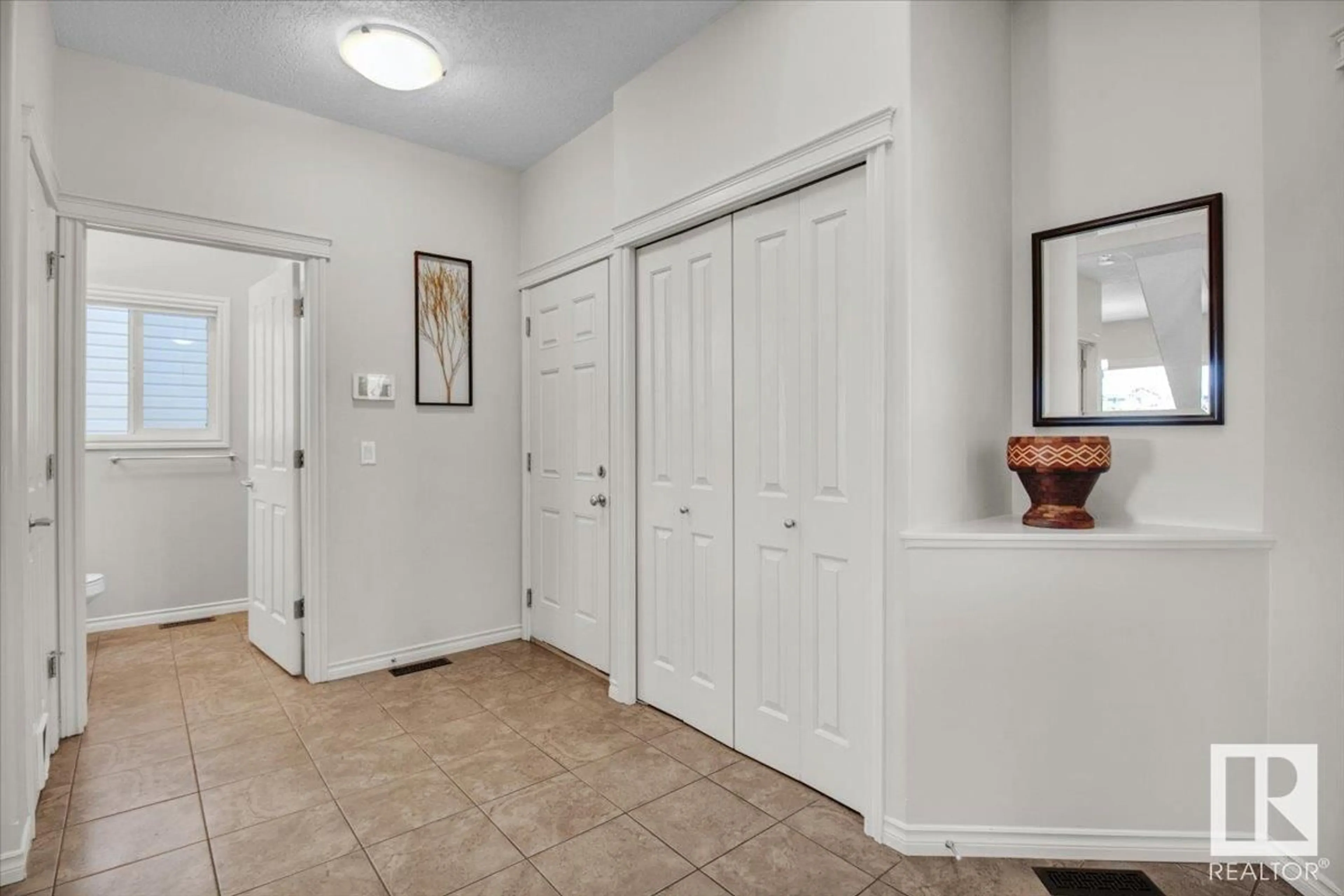 Indoor entryway for 8654 SLOANE CO, Edmonton Alberta T6R0K9