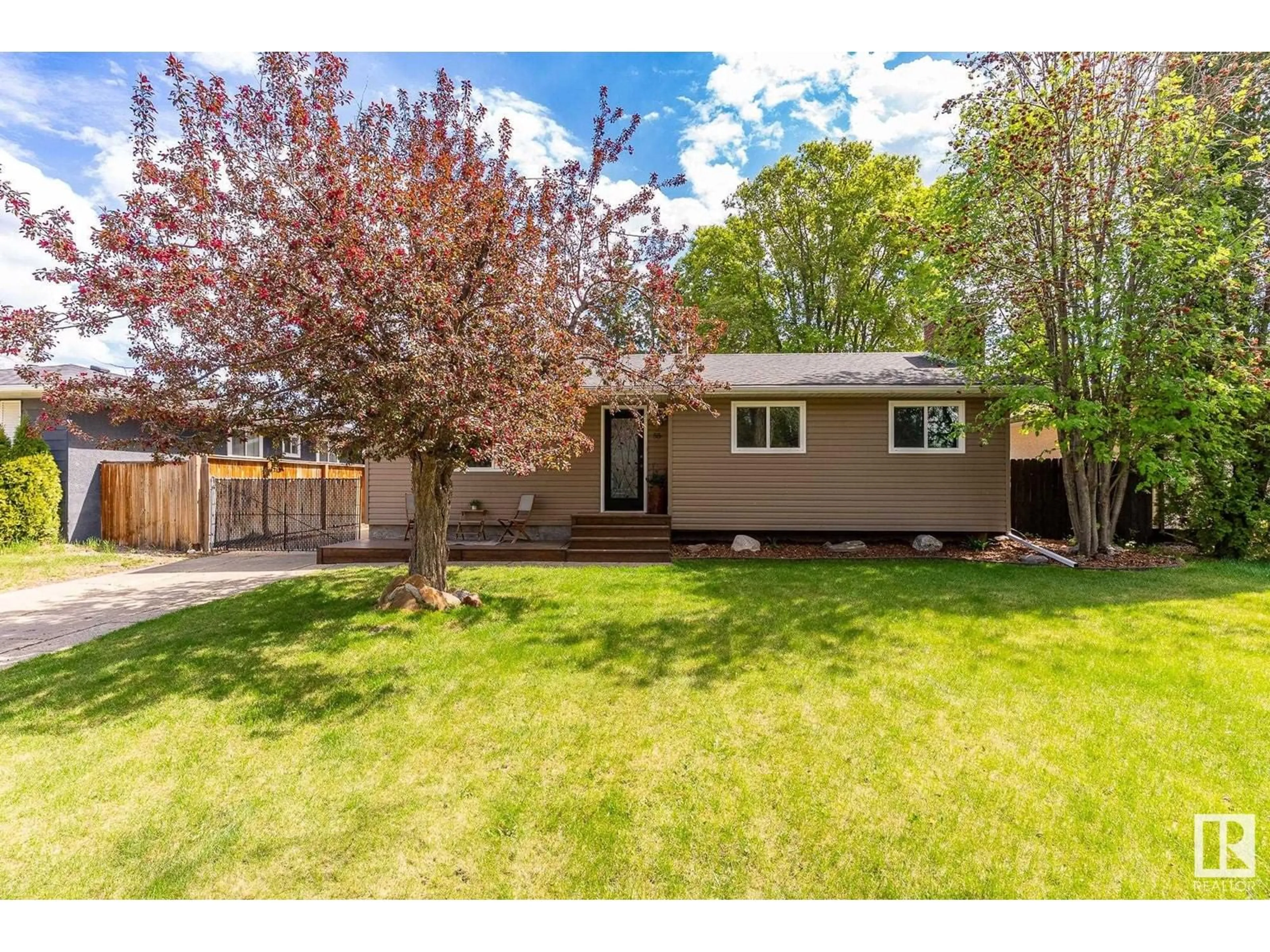 Home with vinyl exterior material, street for 55 EAGLE DR, Sherwood Park Alberta T8A0E1