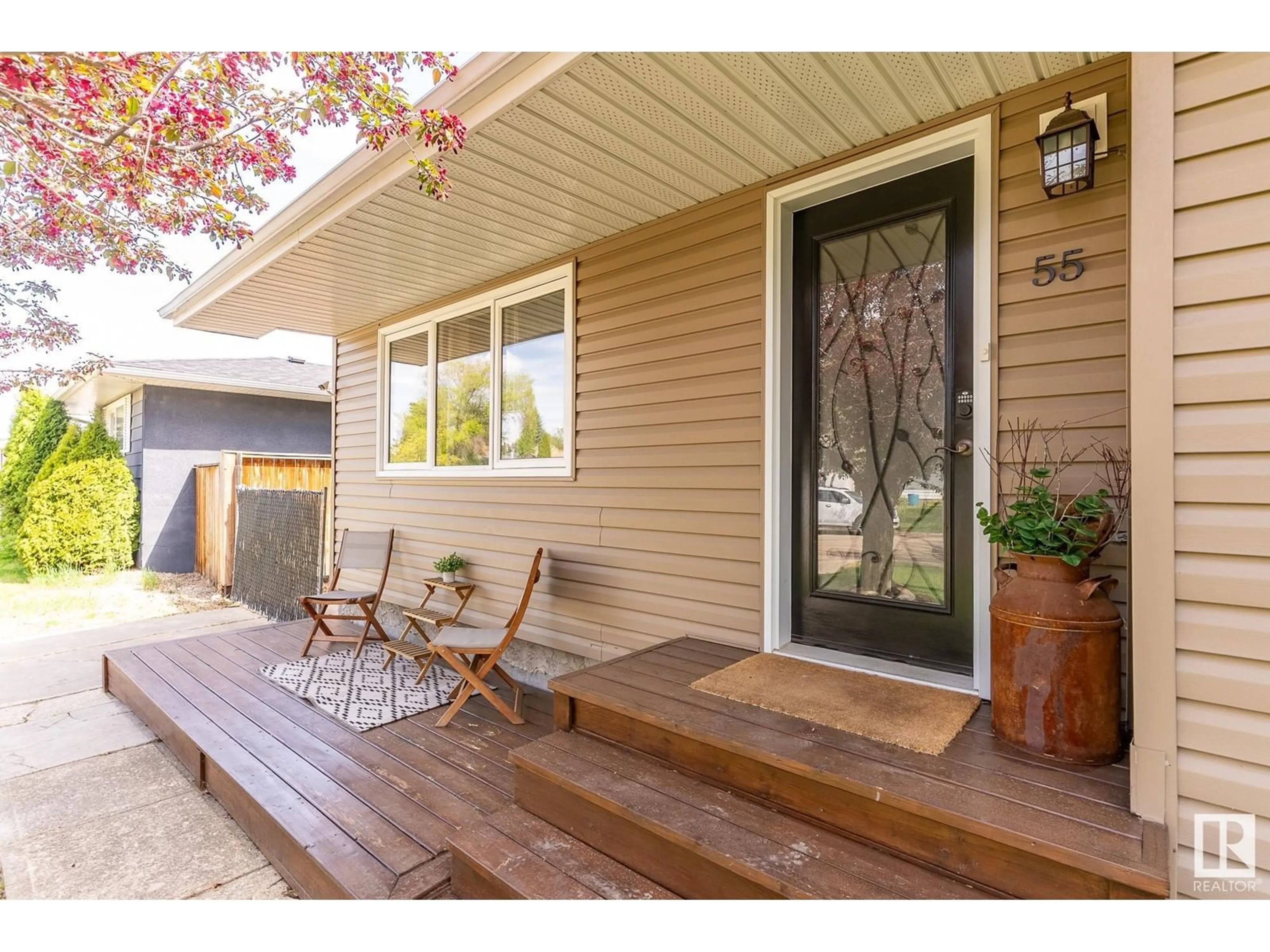 Indoor entryway for 55 EAGLE DR, Sherwood Park Alberta T8A0E1