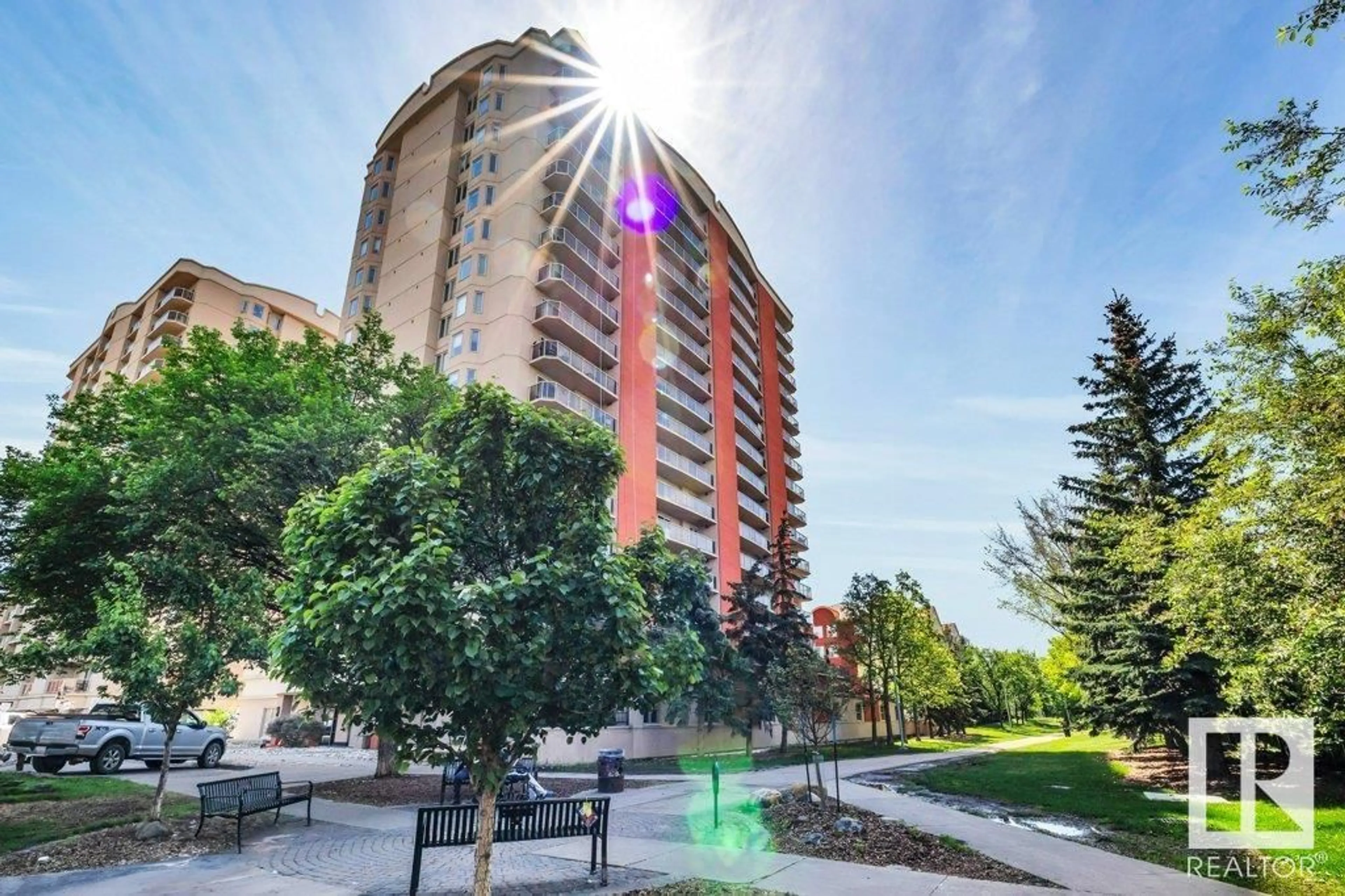 Patio, building for 1607 103 AV, Edmonton Alberta T5K2W7