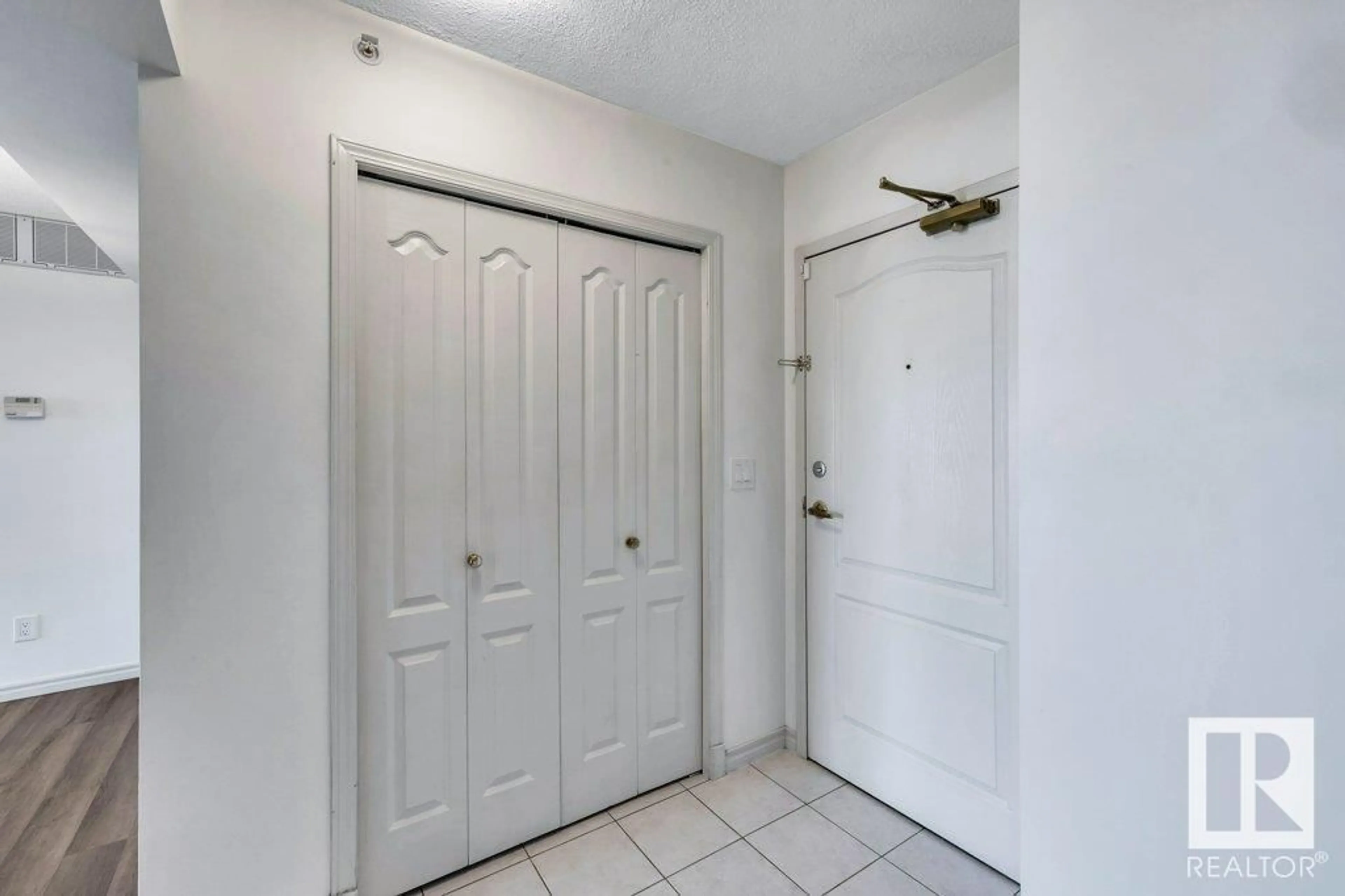 Indoor entryway for 1607 103 AV, Edmonton Alberta T5K2W7