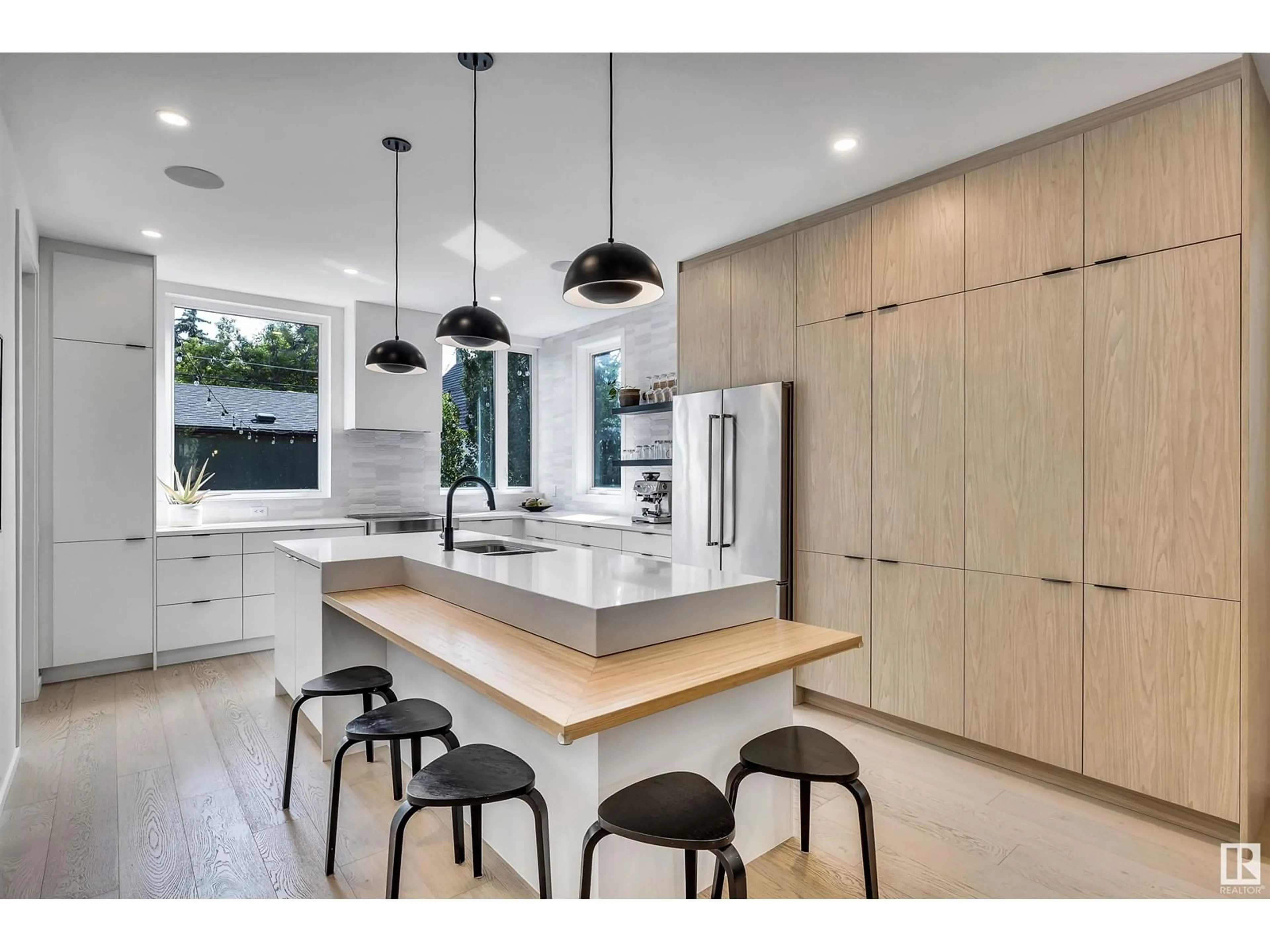 Contemporary kitchen, unknown for 11411 72 AV, Edmonton Alberta T6G0B7